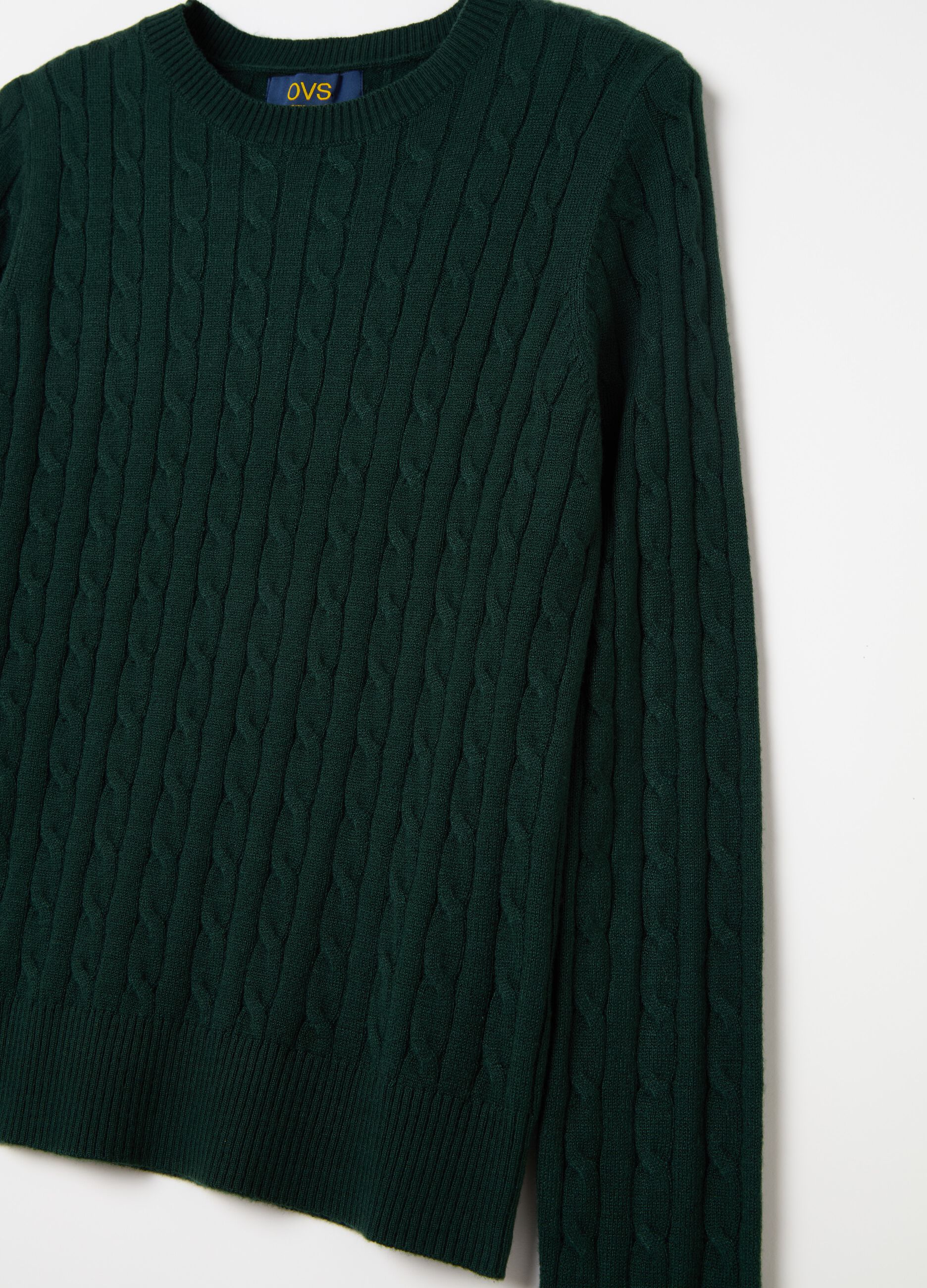 Ribbed pullover with cable-knit design