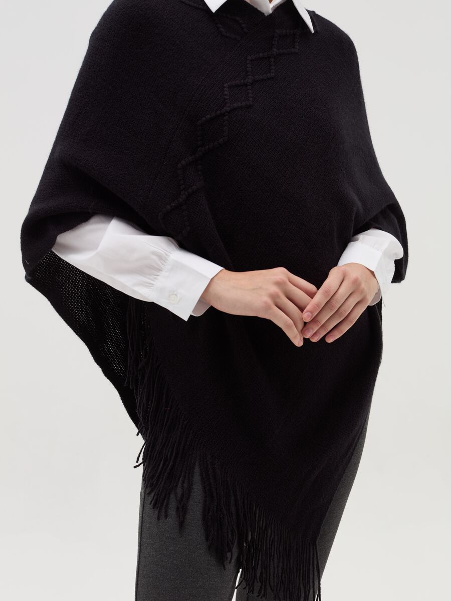 Poncho with diamond design and fringing_6