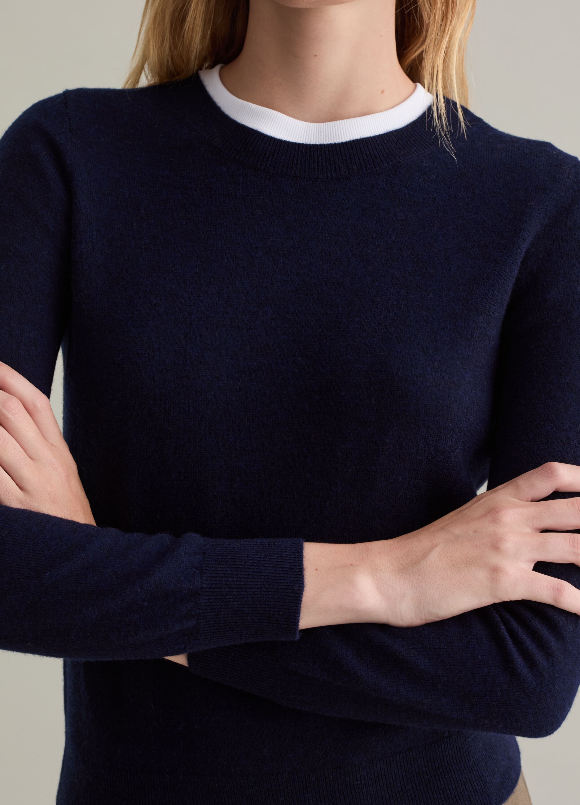 Wool pullover with round neck