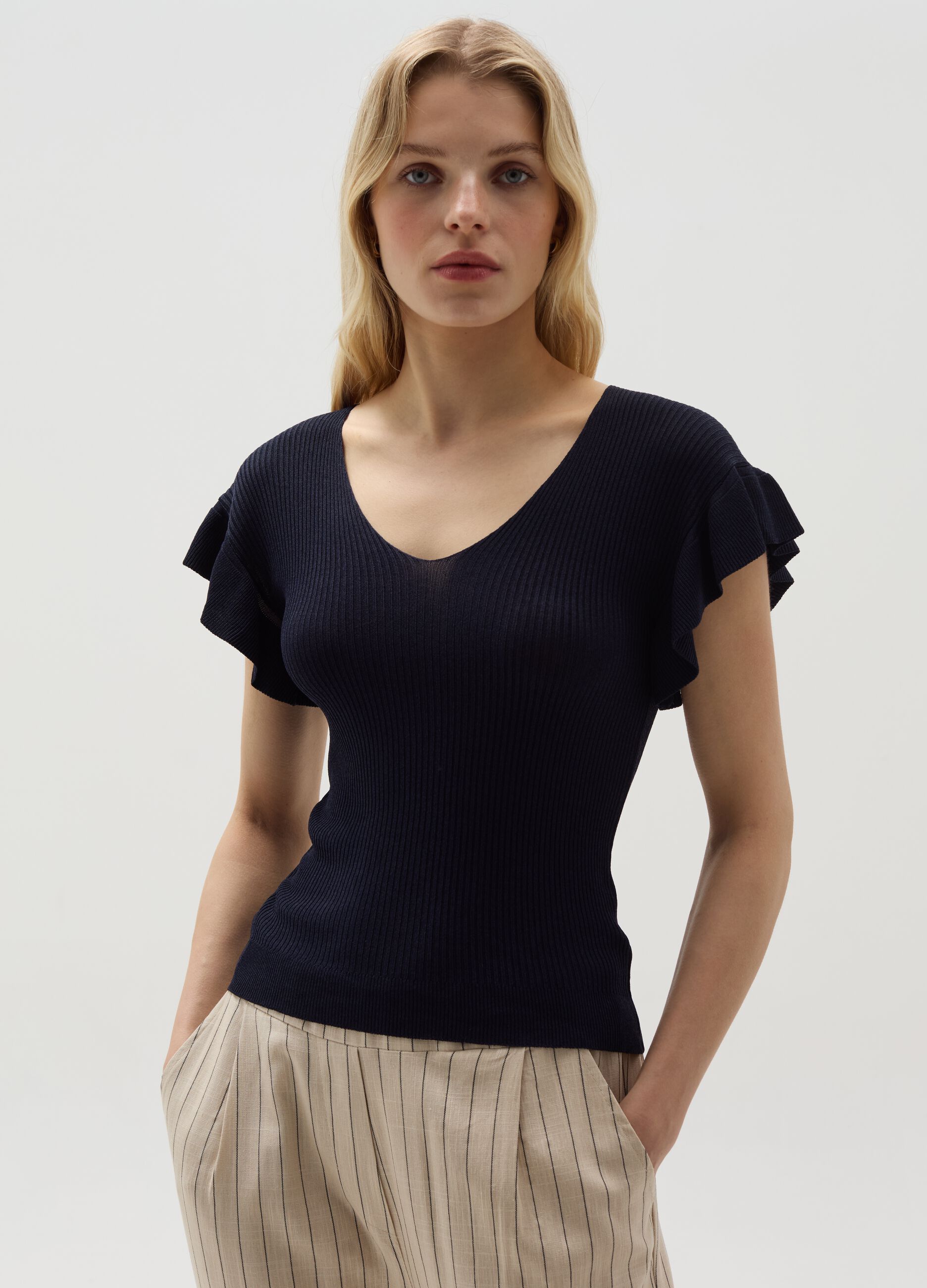 Ribbed T-shirt with sleeves and flounce