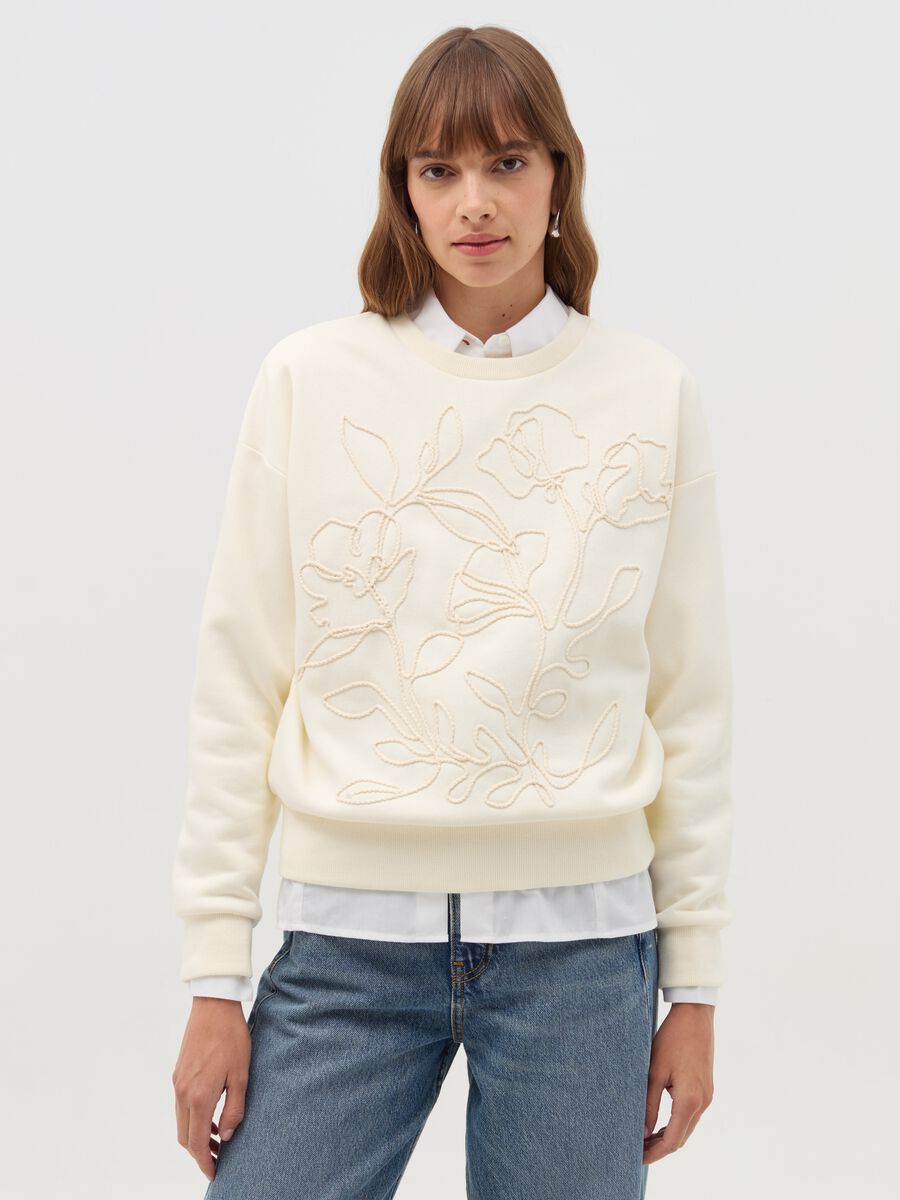 Sweatshirt with floral embroidery and round neck_1