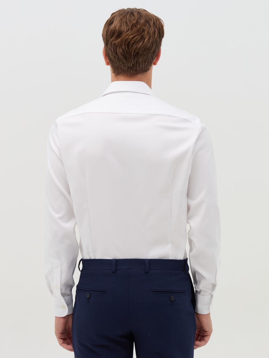 Slim-fit shirt with cut-away collar_1