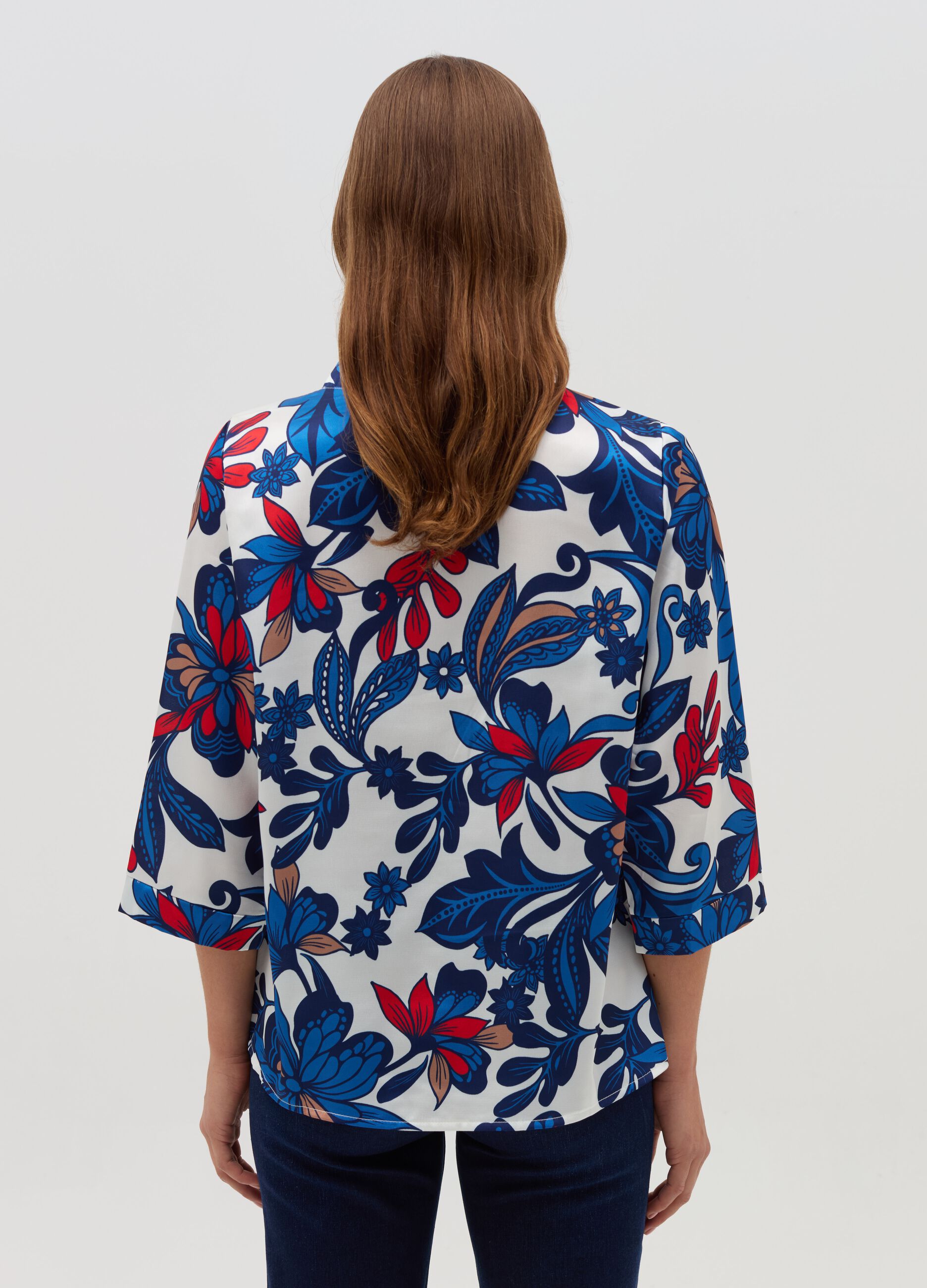 Blusa floreale con maniche a tre quarti