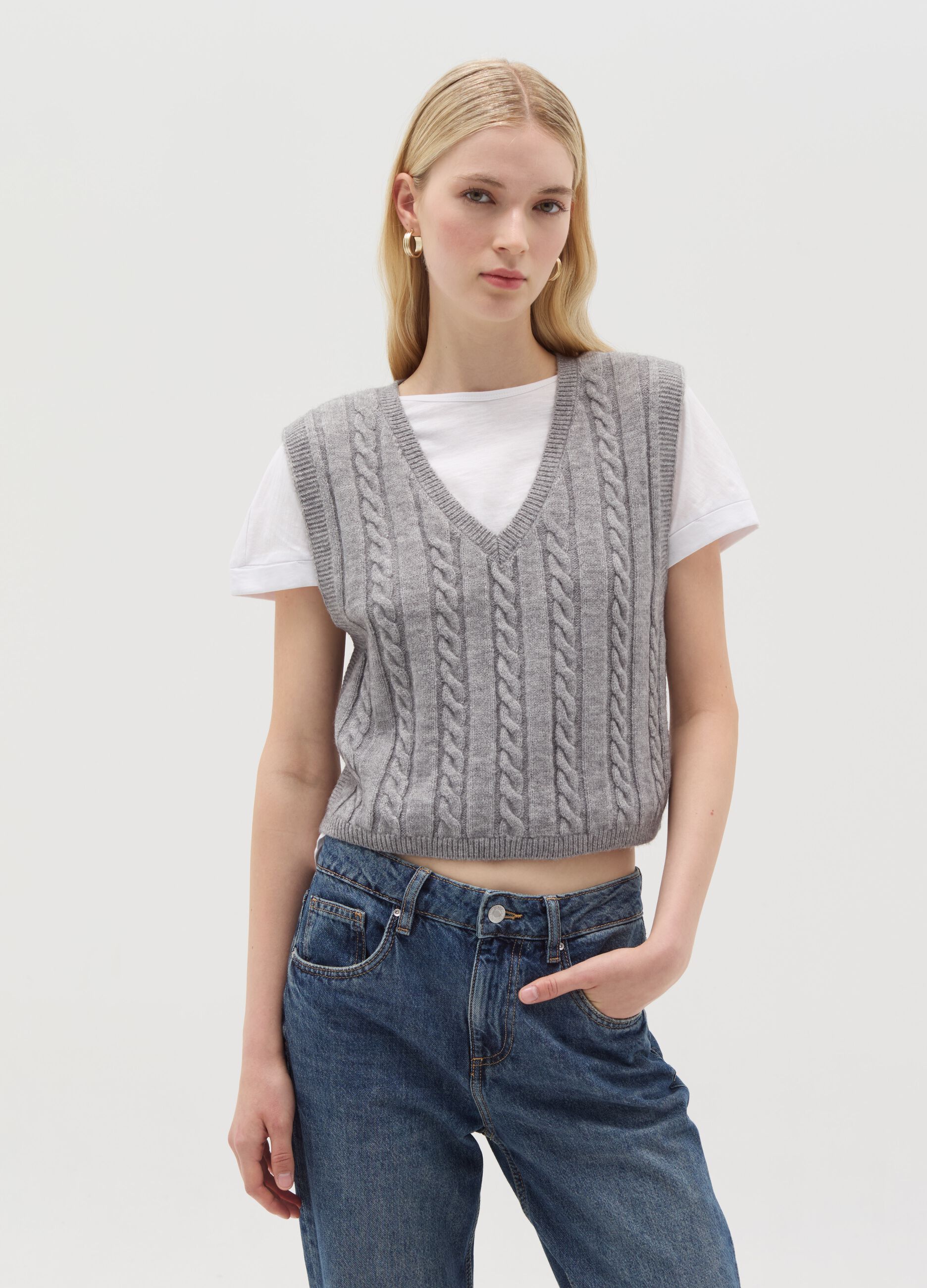 Cable-knit closed gilet with V neck