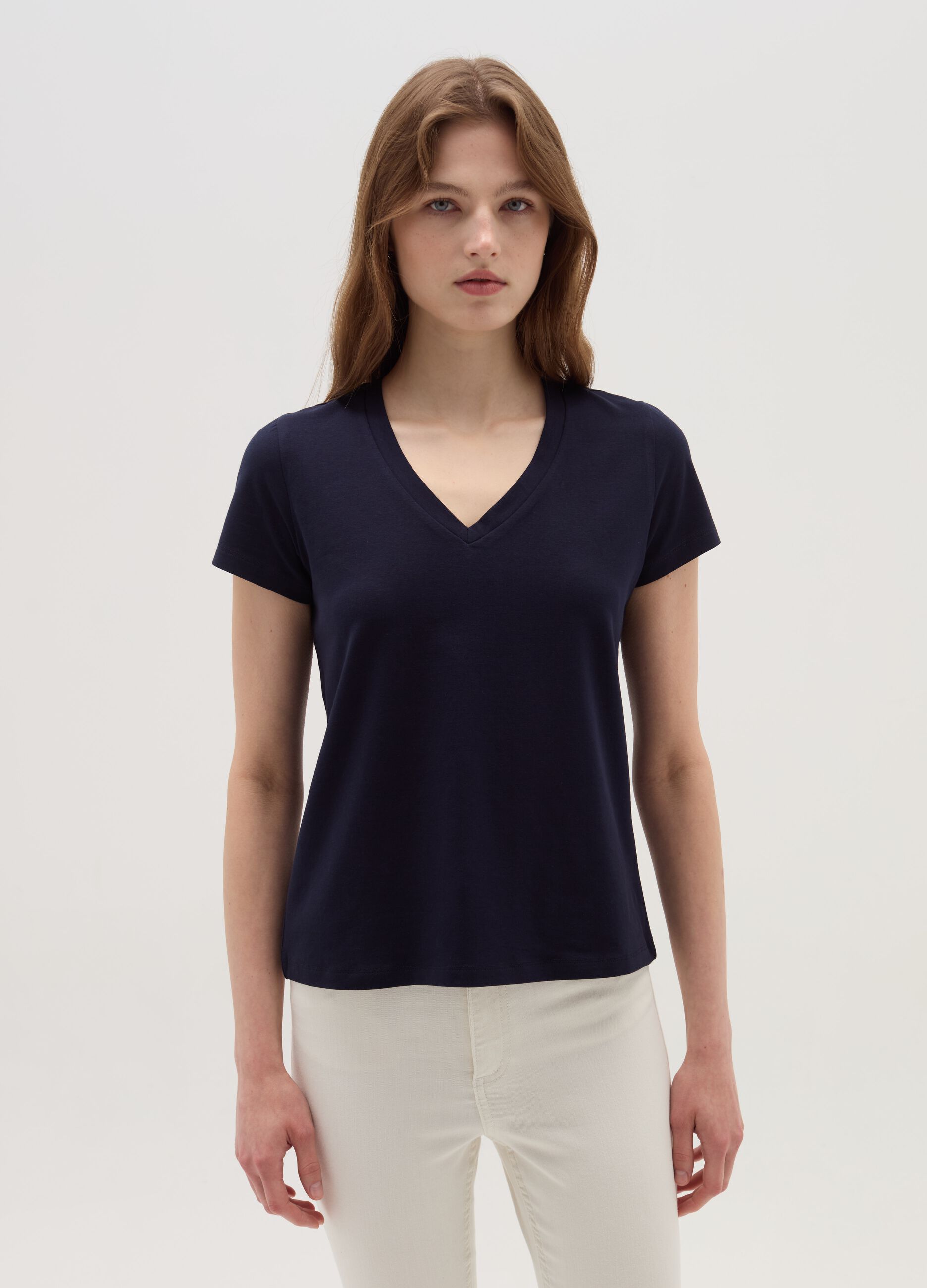 Solid colour T-shirt with V neck