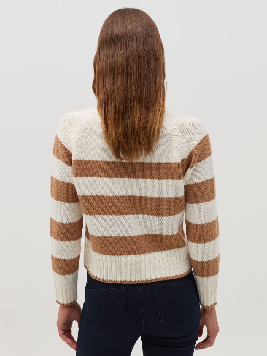 Striped pullover with raglan sleeves_2