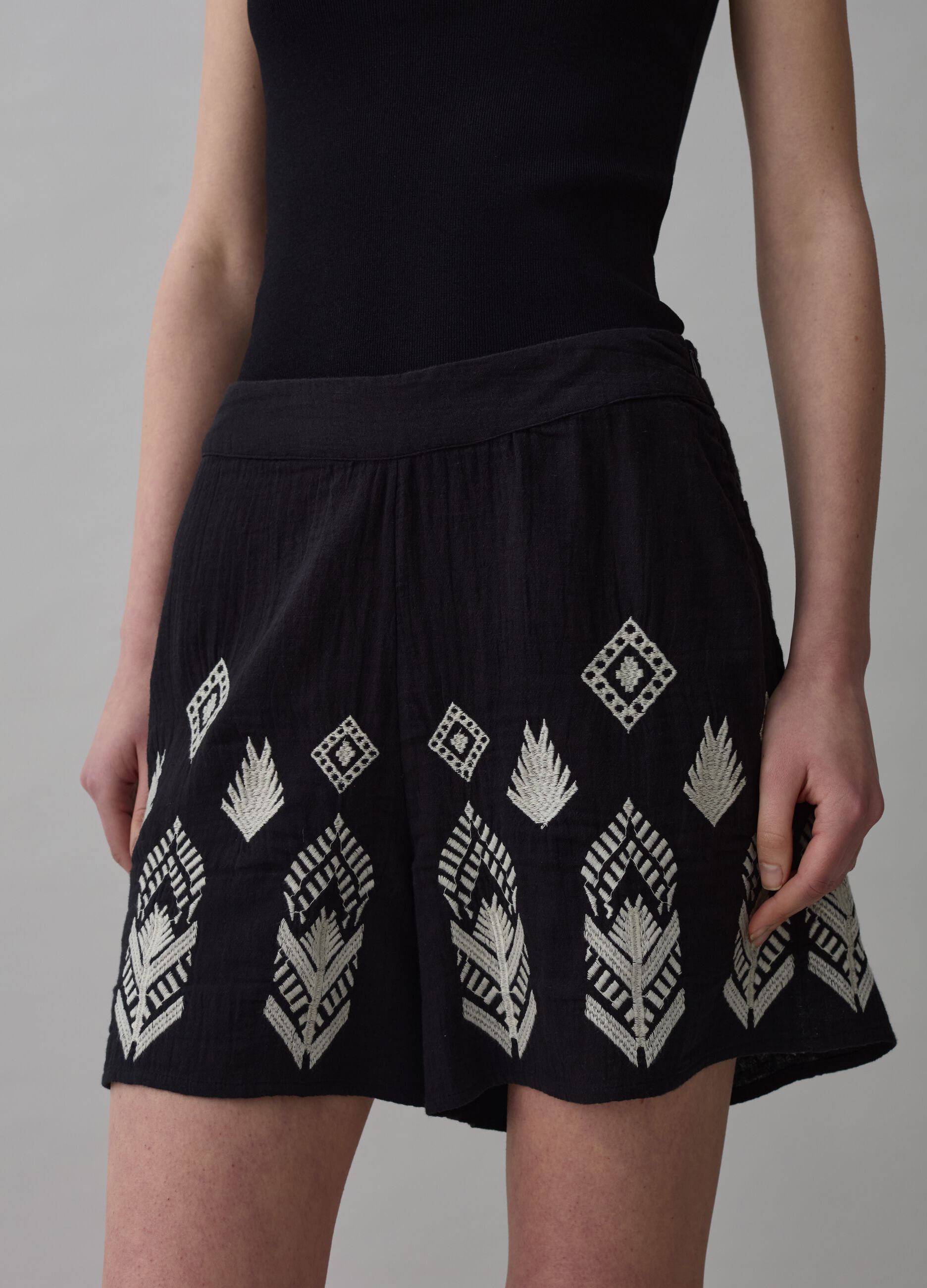 Gauze shorts with ethnic embroidery