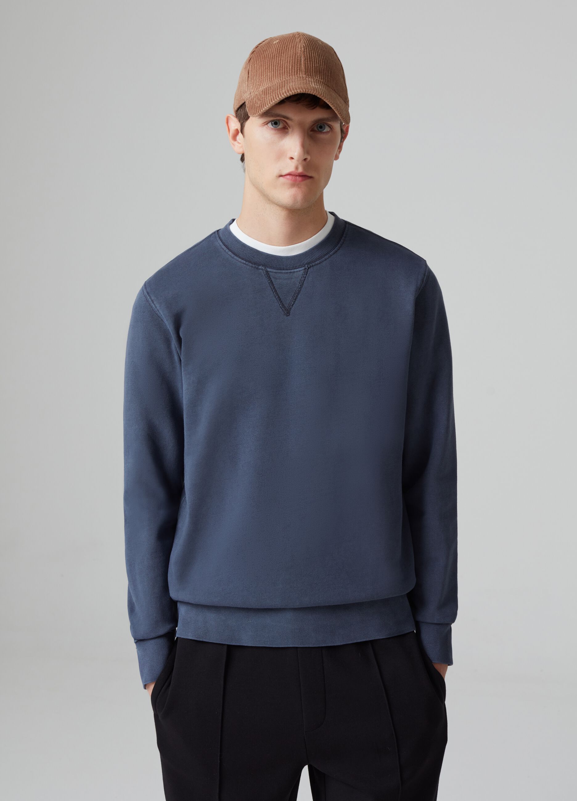 Sweatshirt with round neck and V detail