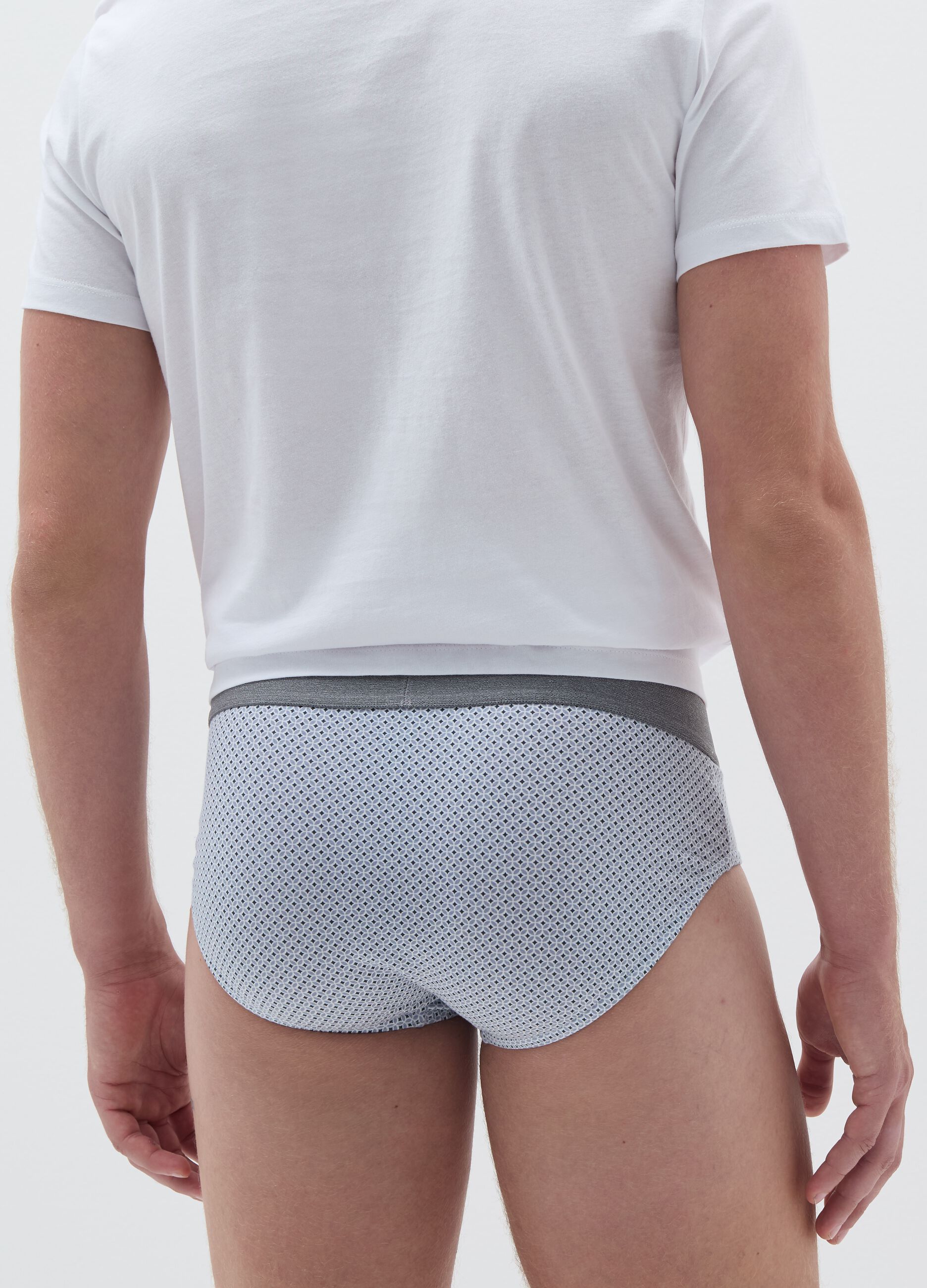 Three-pack briefs with external elastic and pattern