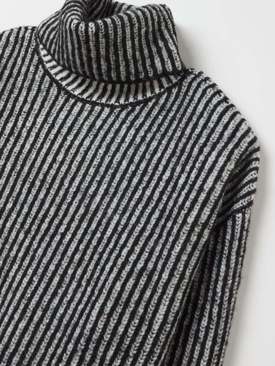 Pullover with high neck and striped pattern_5