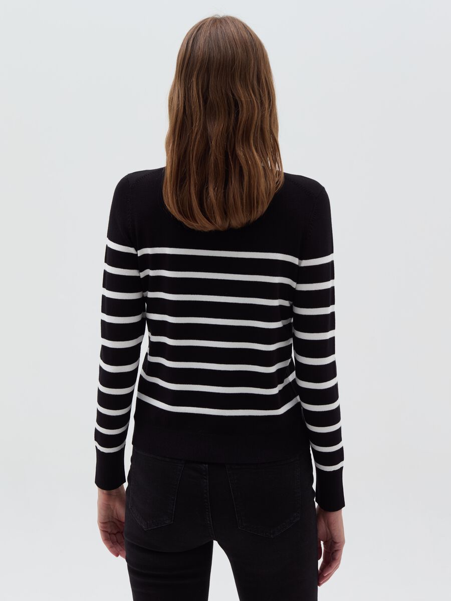 Long-sleeved striped knit shirt_2