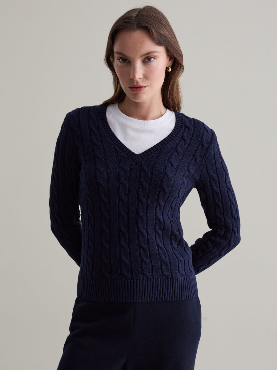 Cable-knit pullover with V neck_3