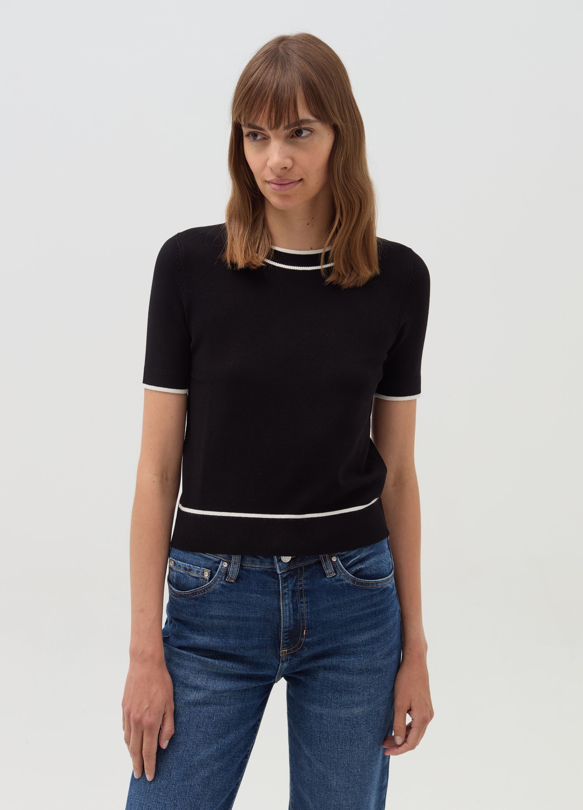 Short-sleeved top with contrasting edges