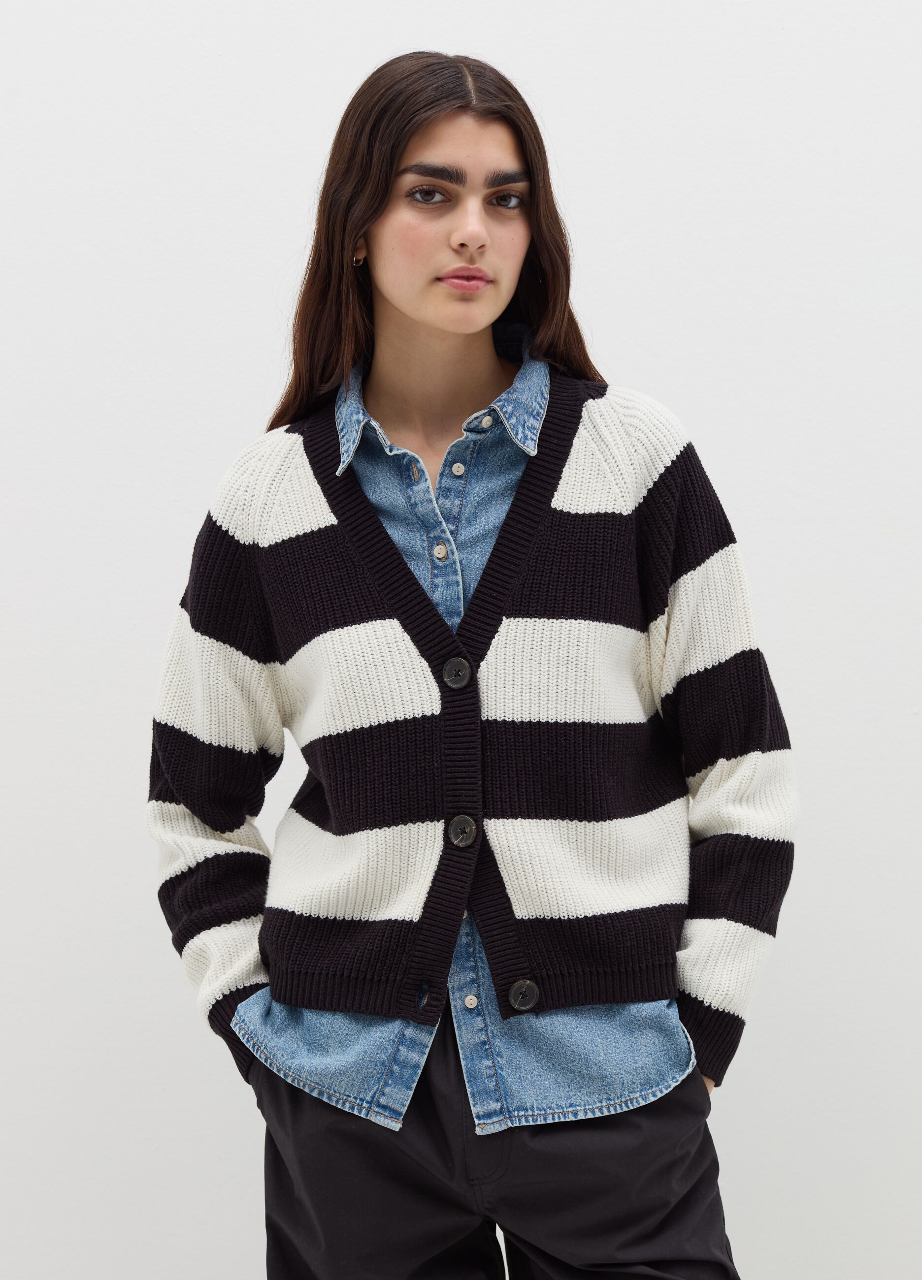 Pullover with striped pattern and V neck