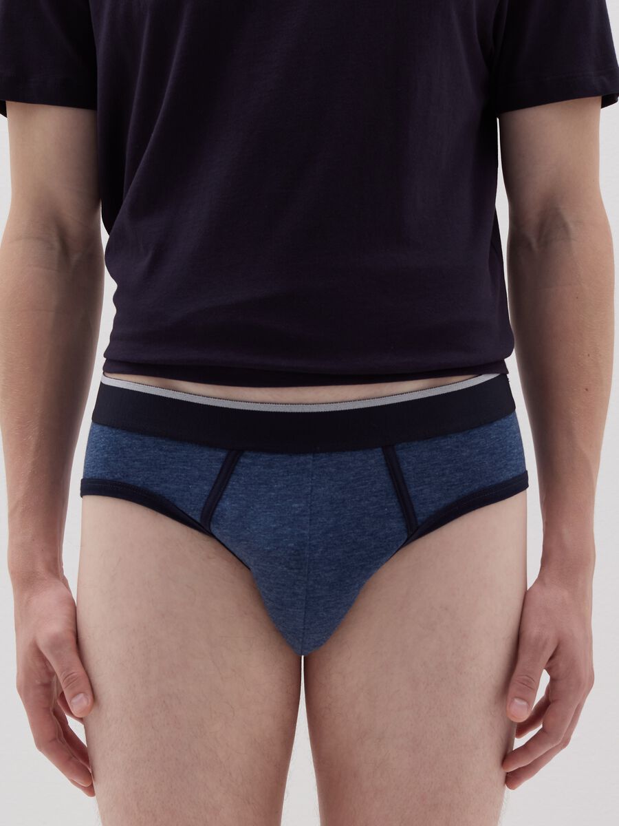 Three-pair pack briefs with contrasting piping_2