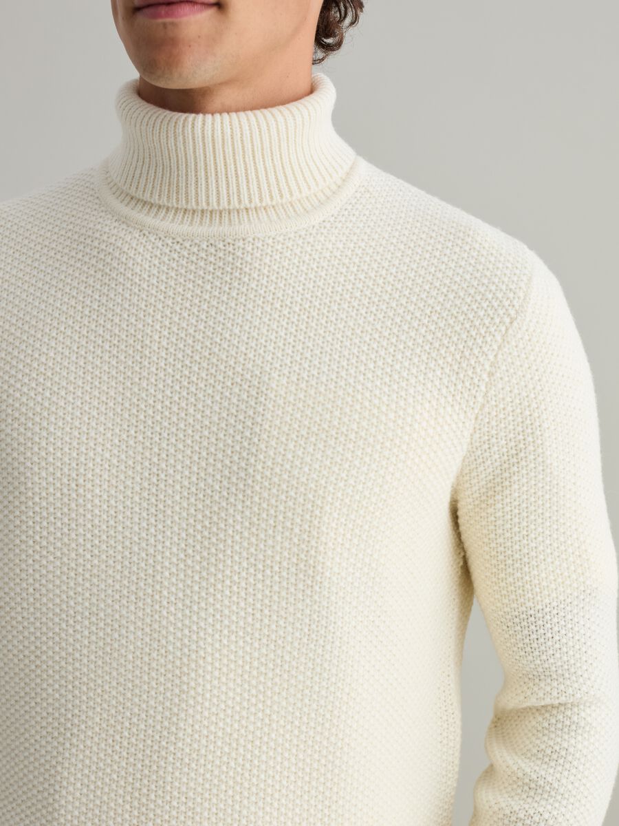 Knitted pullover with high neck_2