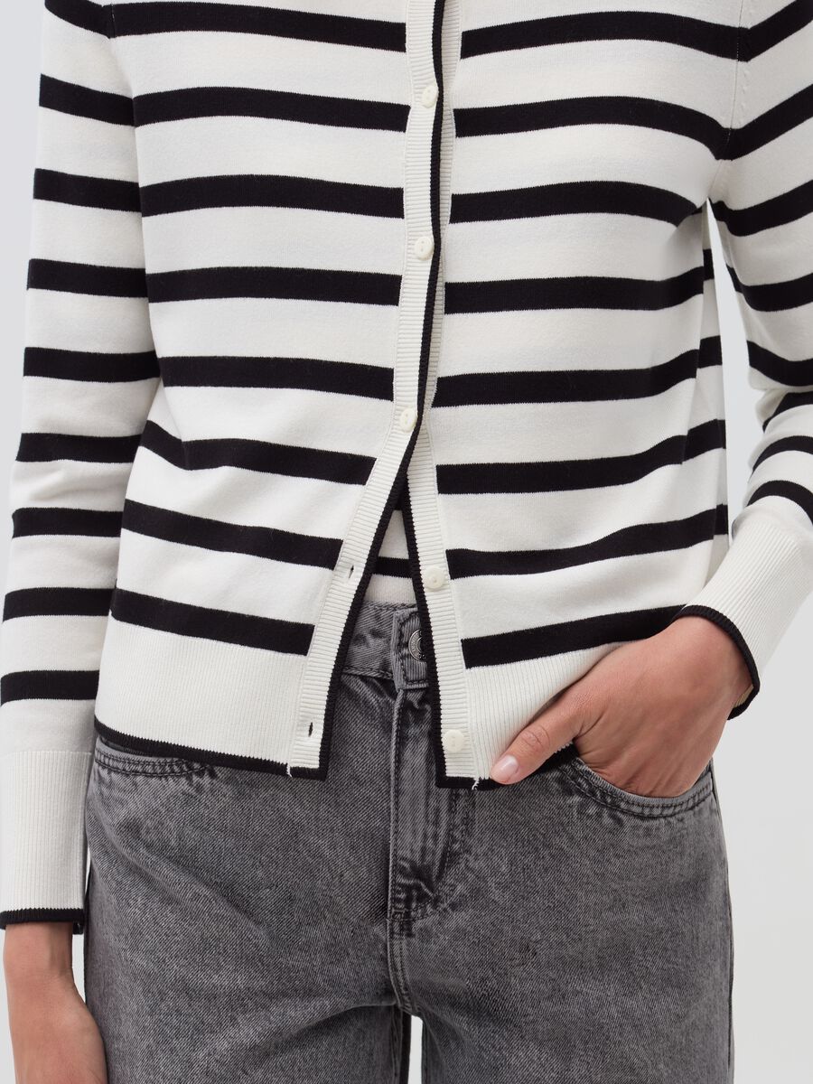 Striped cardigan with round neck_3