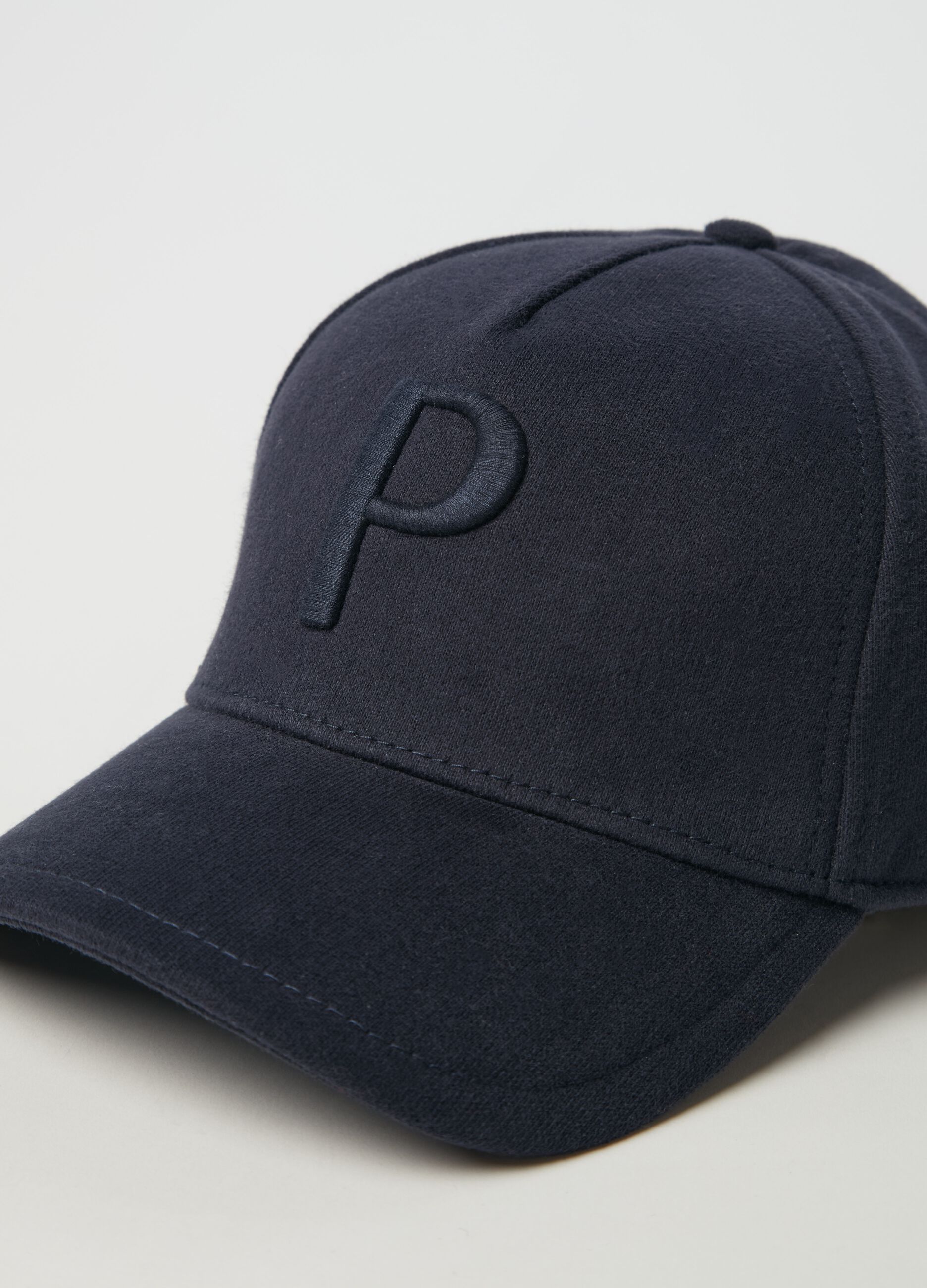 Baseball cap with logo embroidery