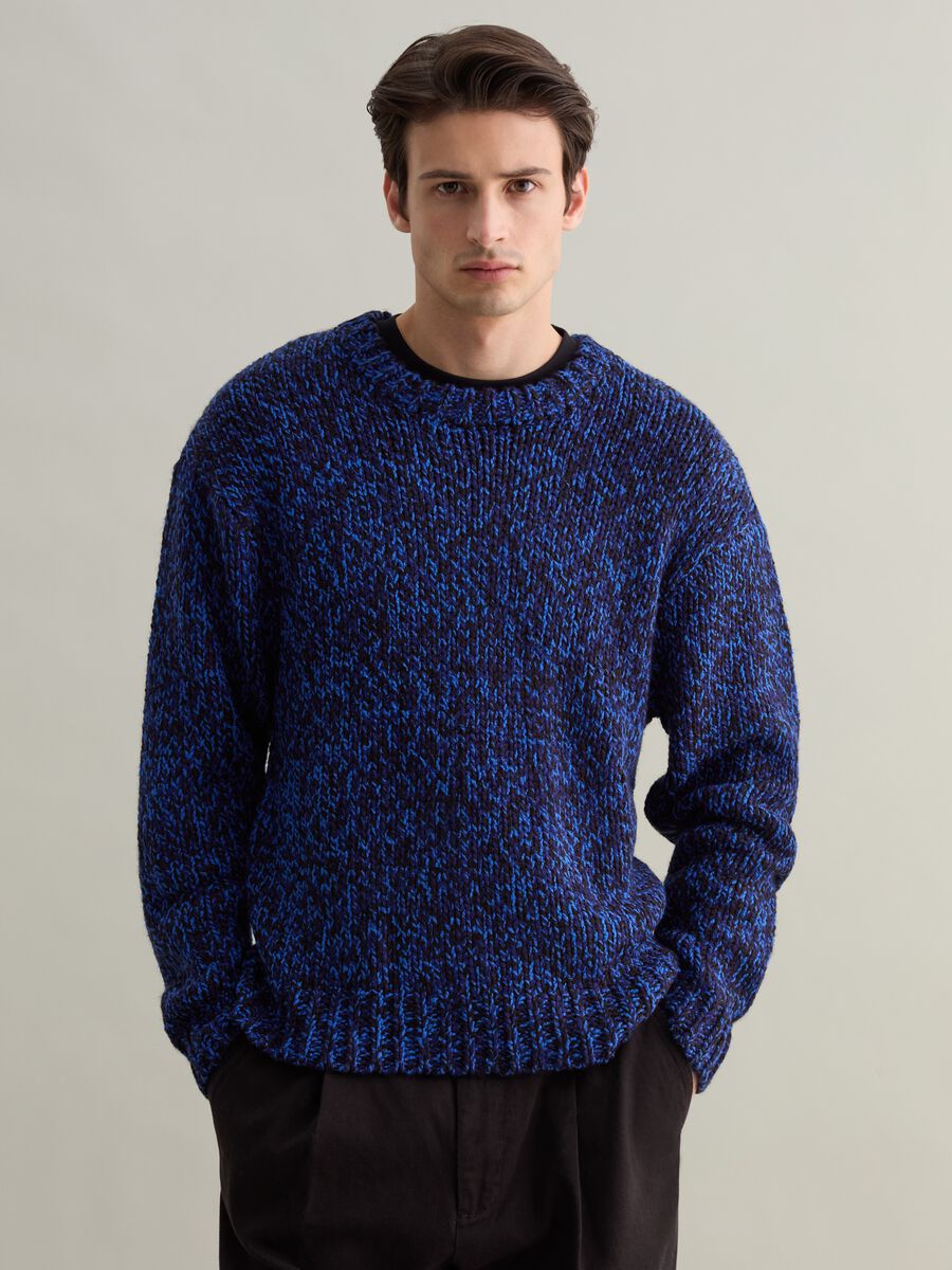 Pullover with two-tone twist effect design_1