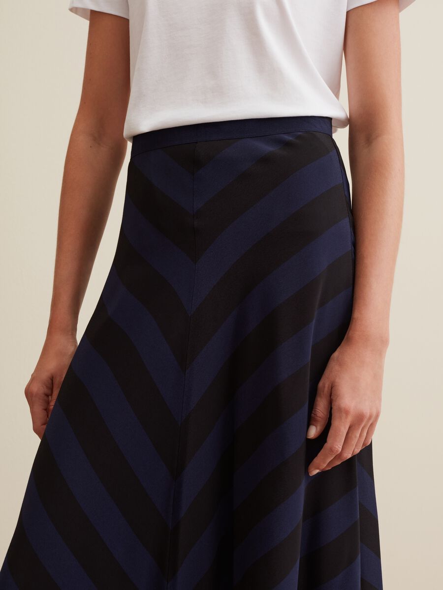 Satin viscose midi skirt with diagonal stripes_3