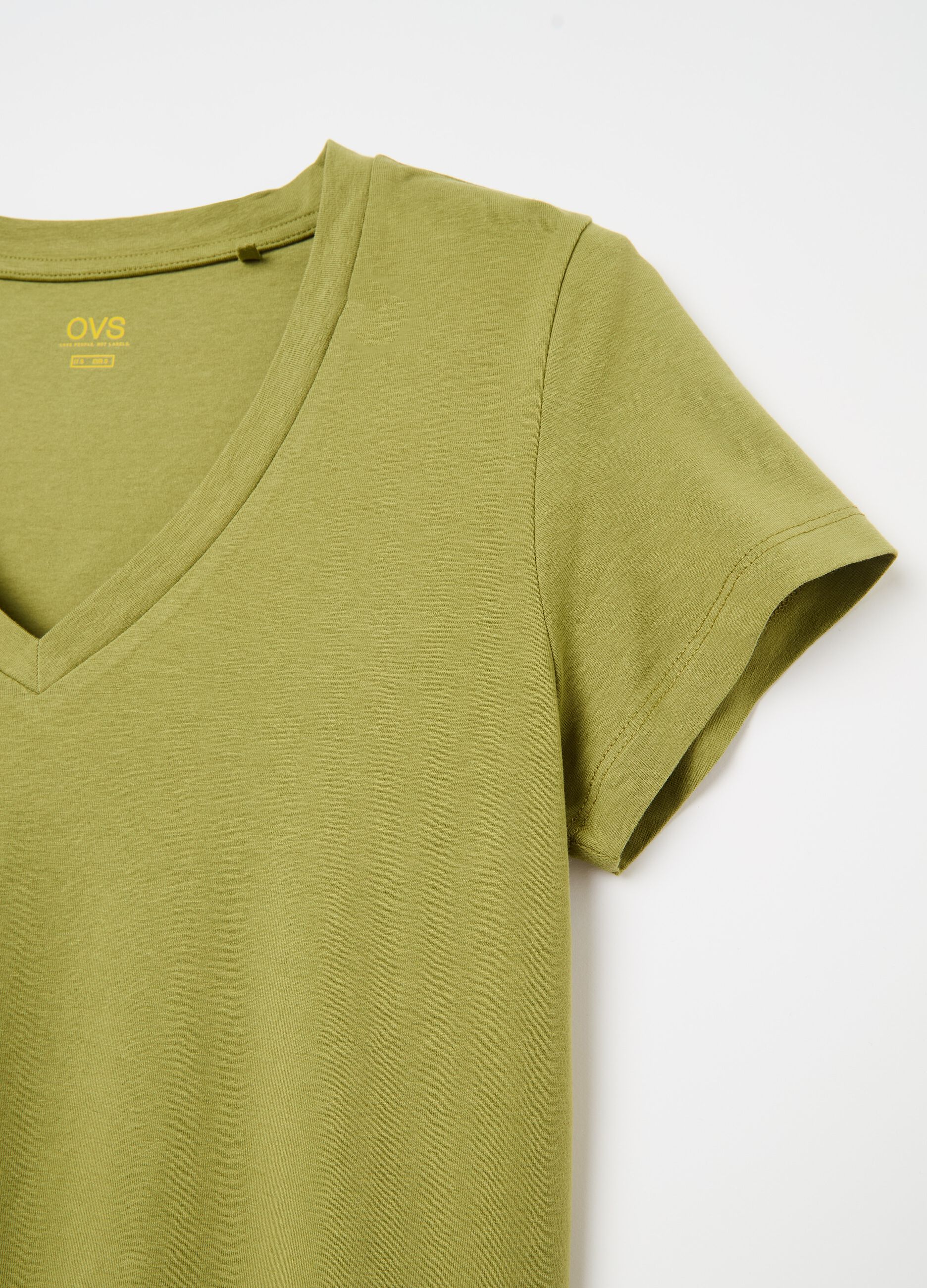 Solid colour T-shirt with V neck