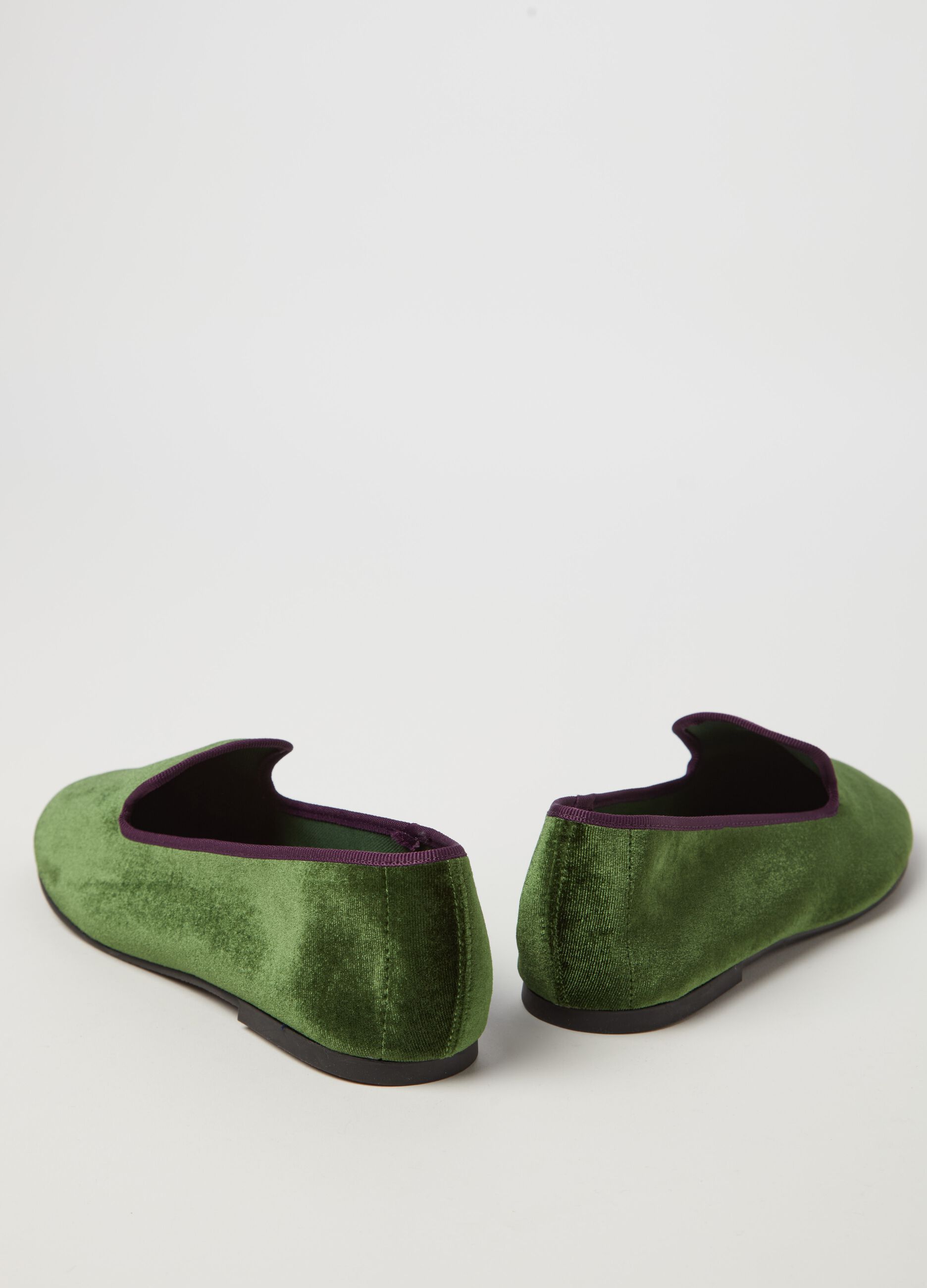 Slipper shoes with contrasting edging