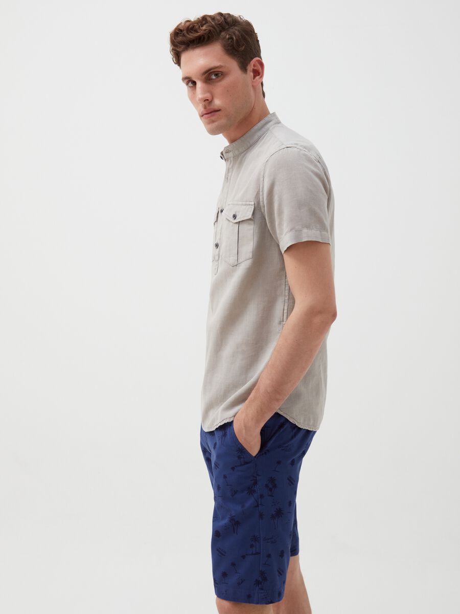 Chino Bermuda shorts in cotton with all-over print_0