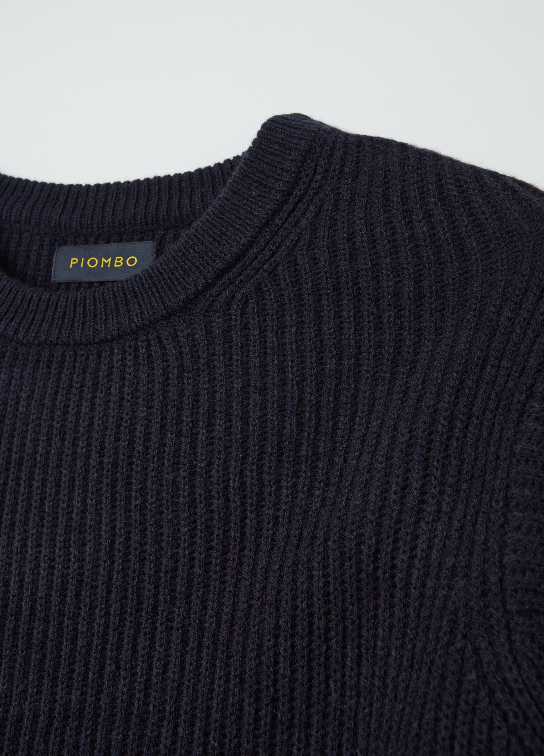 Ribbed pullover with round neckline