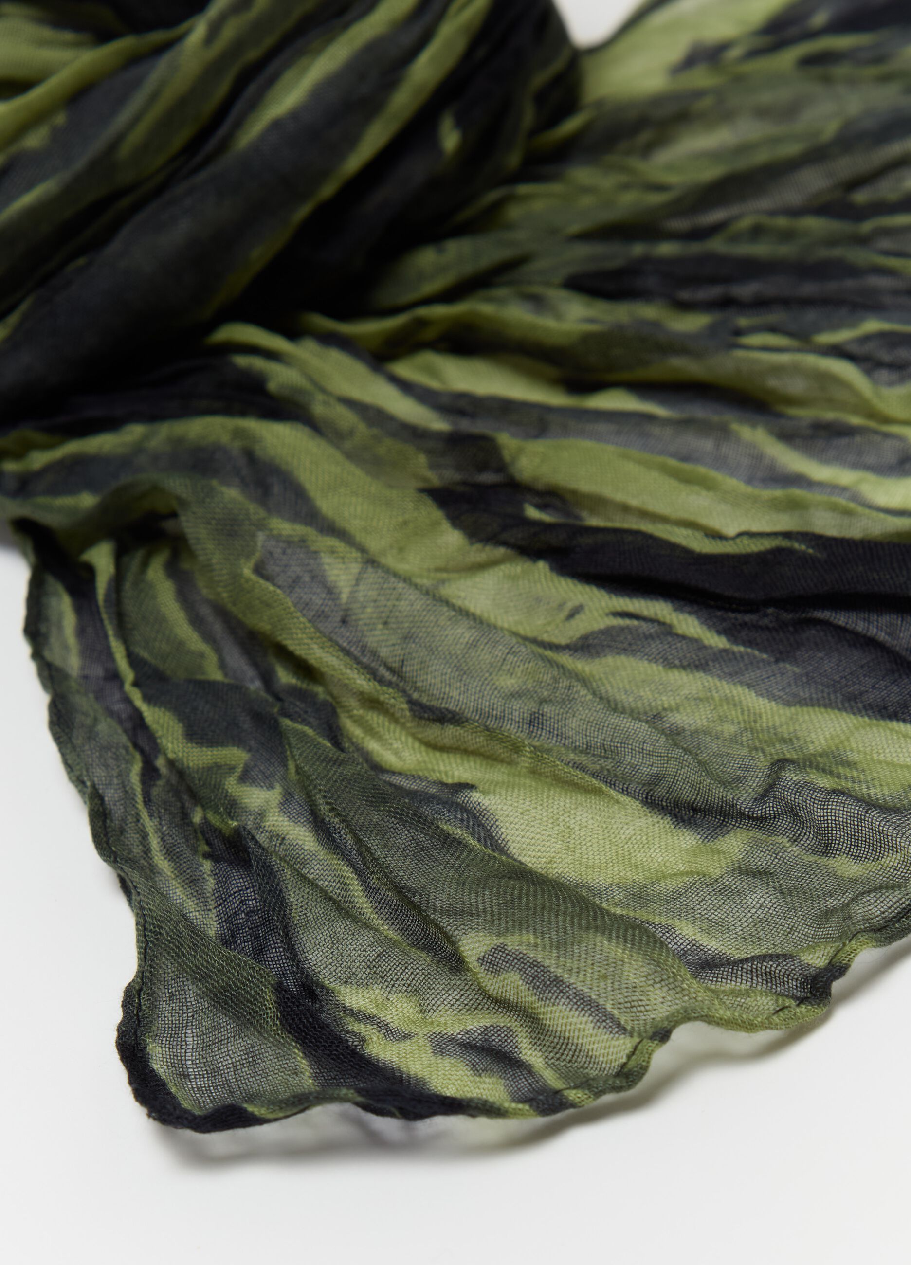 Crinkle-effect pashmina with all-over print