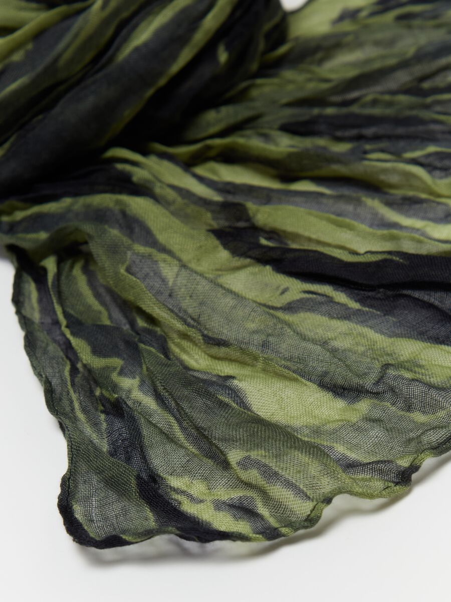 Crinkle-effect pashmina with all-over print_2