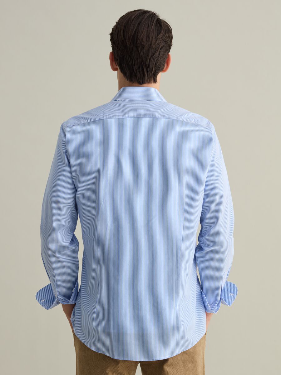 Slim-fit cotton shirt with thin stripes_2