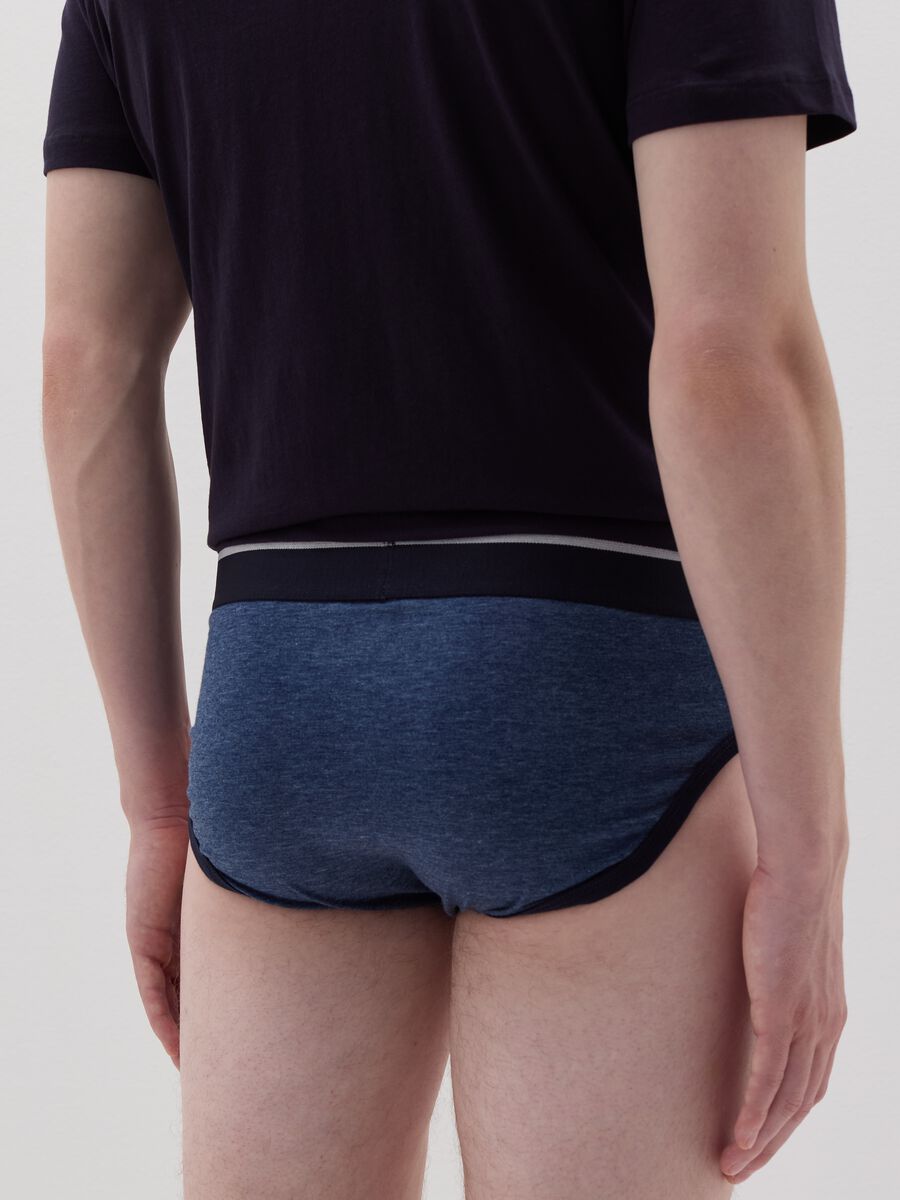 Three-pair pack briefs with contrasting piping_3