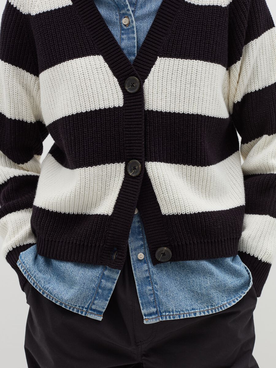 Pullover with striped pattern and V neck_2