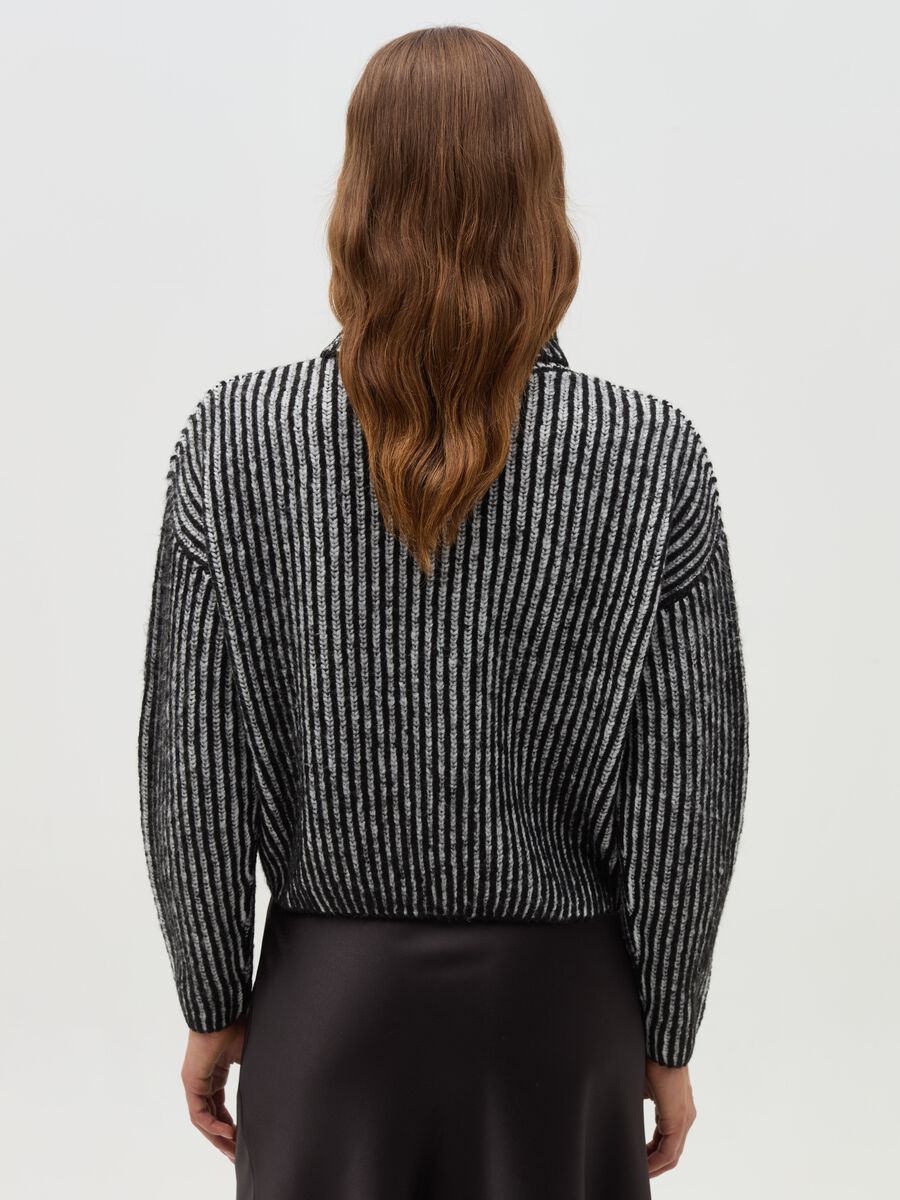 Pullover with high neck and striped pattern_2