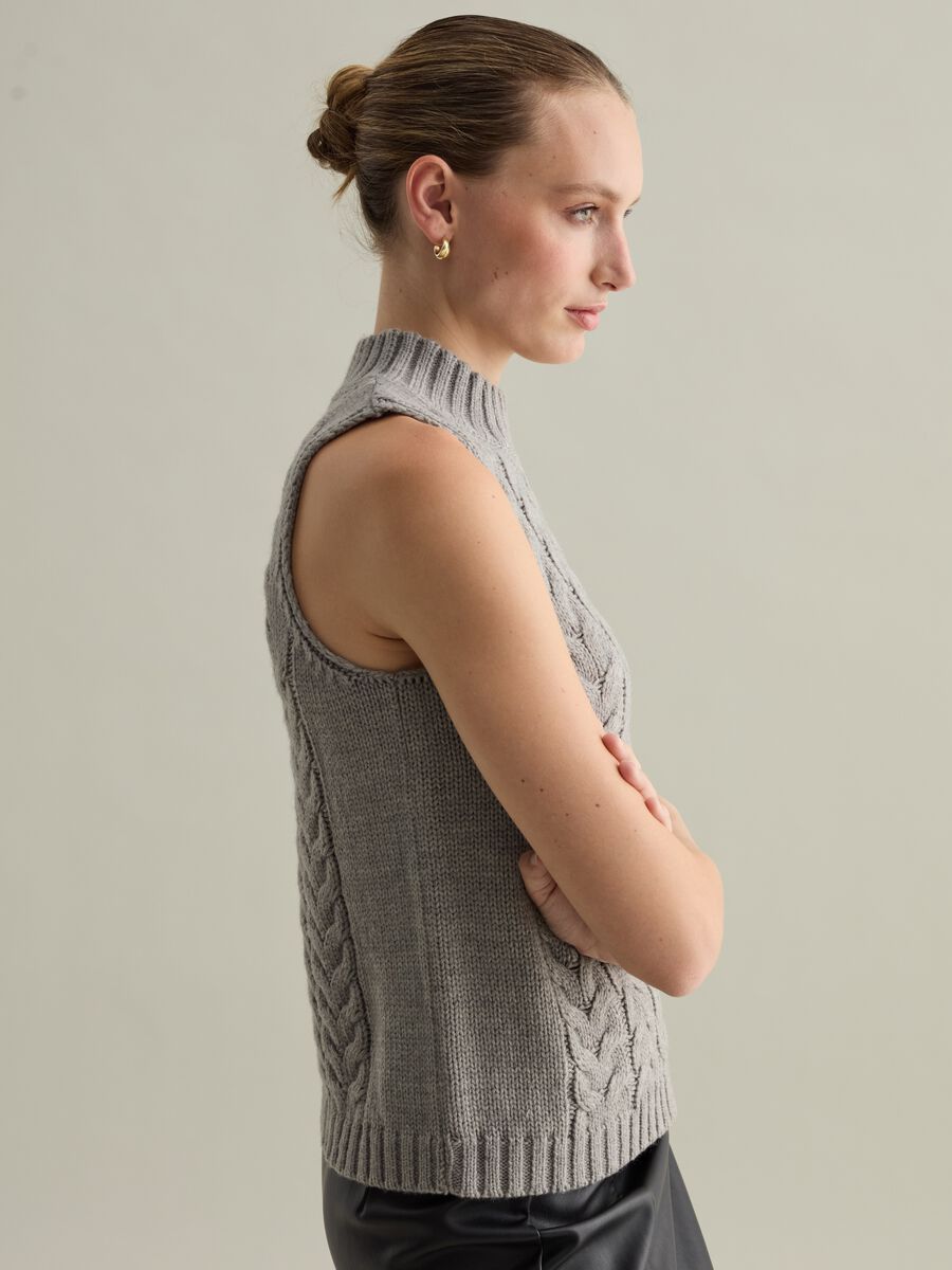 Contemporary closed cable-knit gilet_1