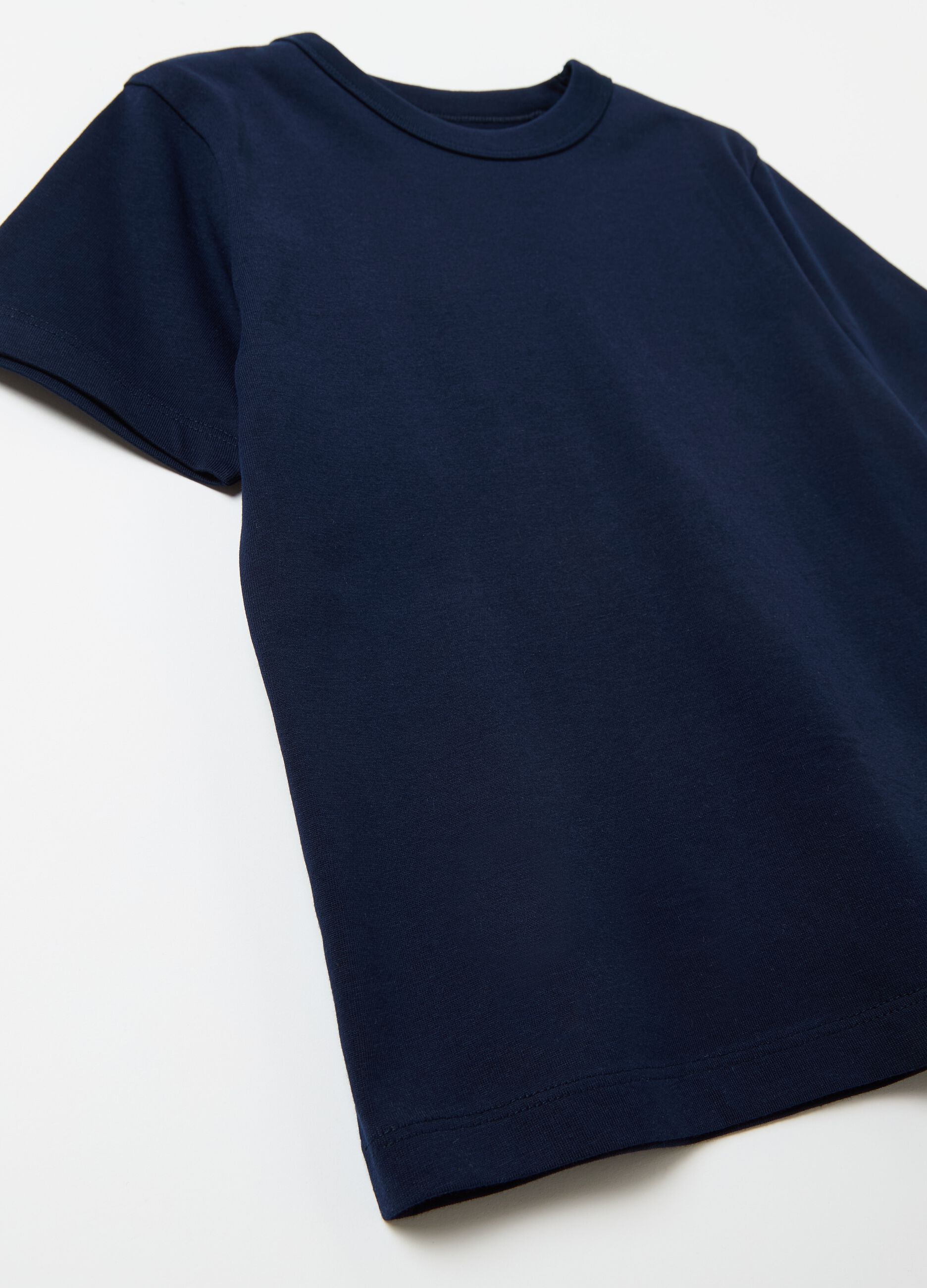 Essential solid colour T-shirt in organic cotton