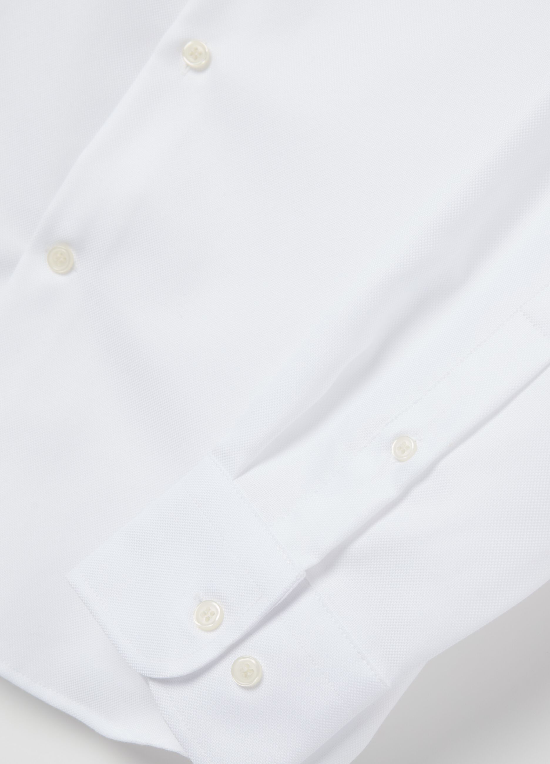 Slim-fit shirt with cut-away collar