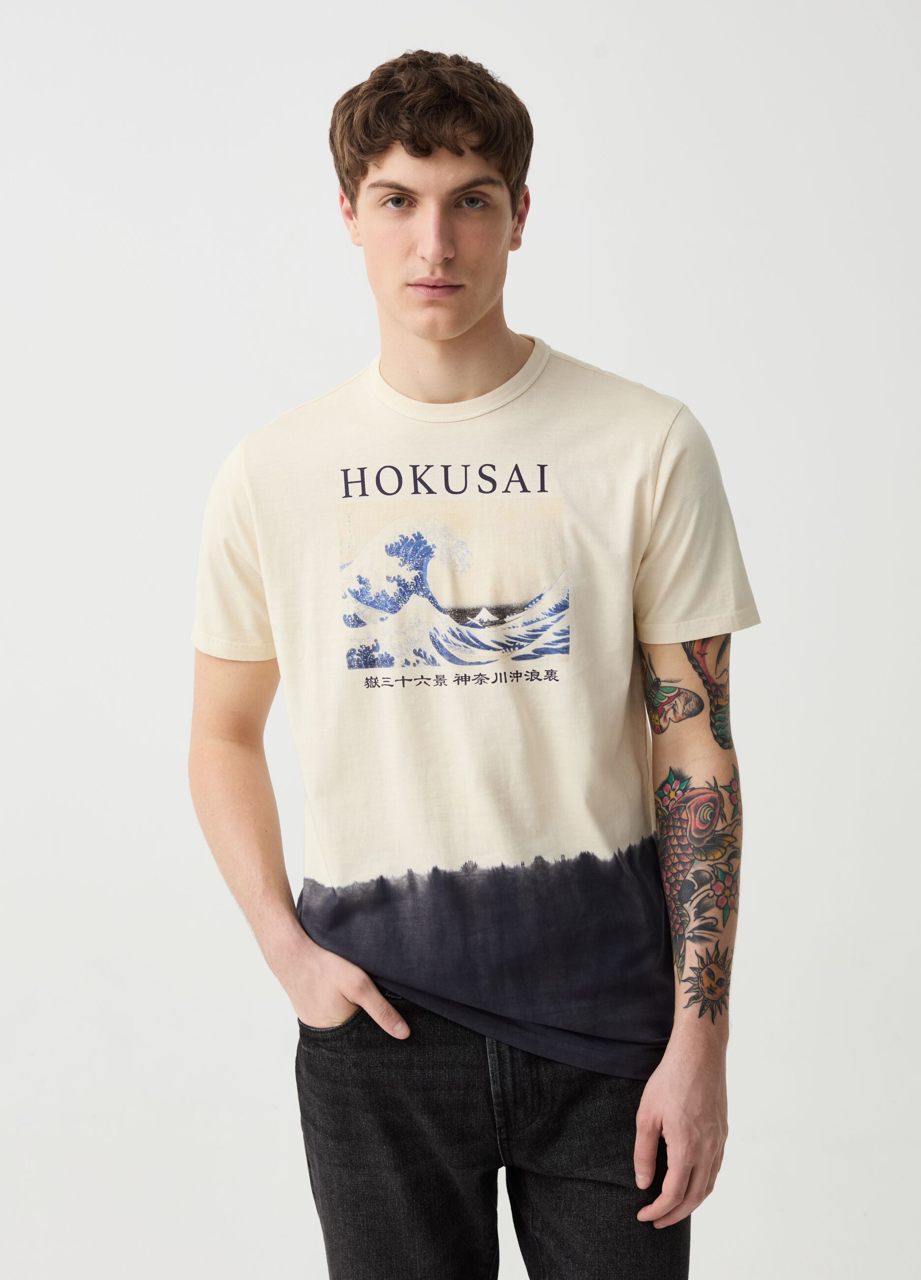 T-shirt with print of the Great Wave of Hokusai by Kanagawa