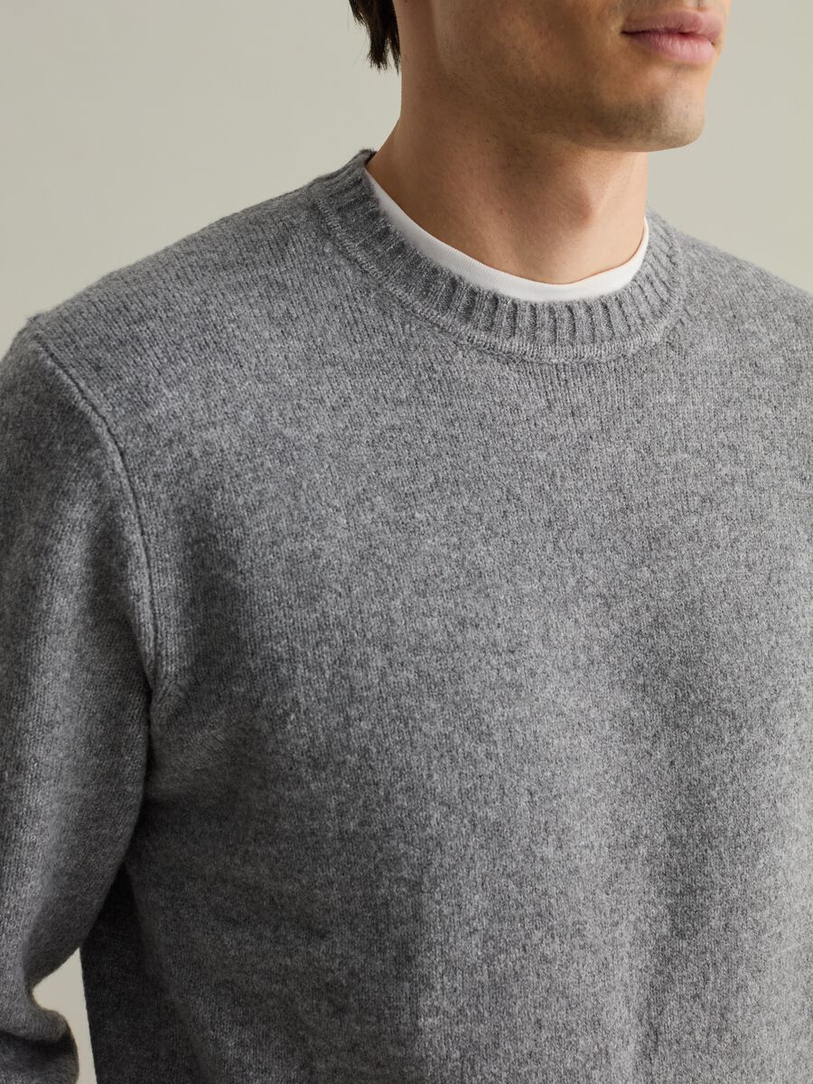 Contemporary pullover with round neck_3