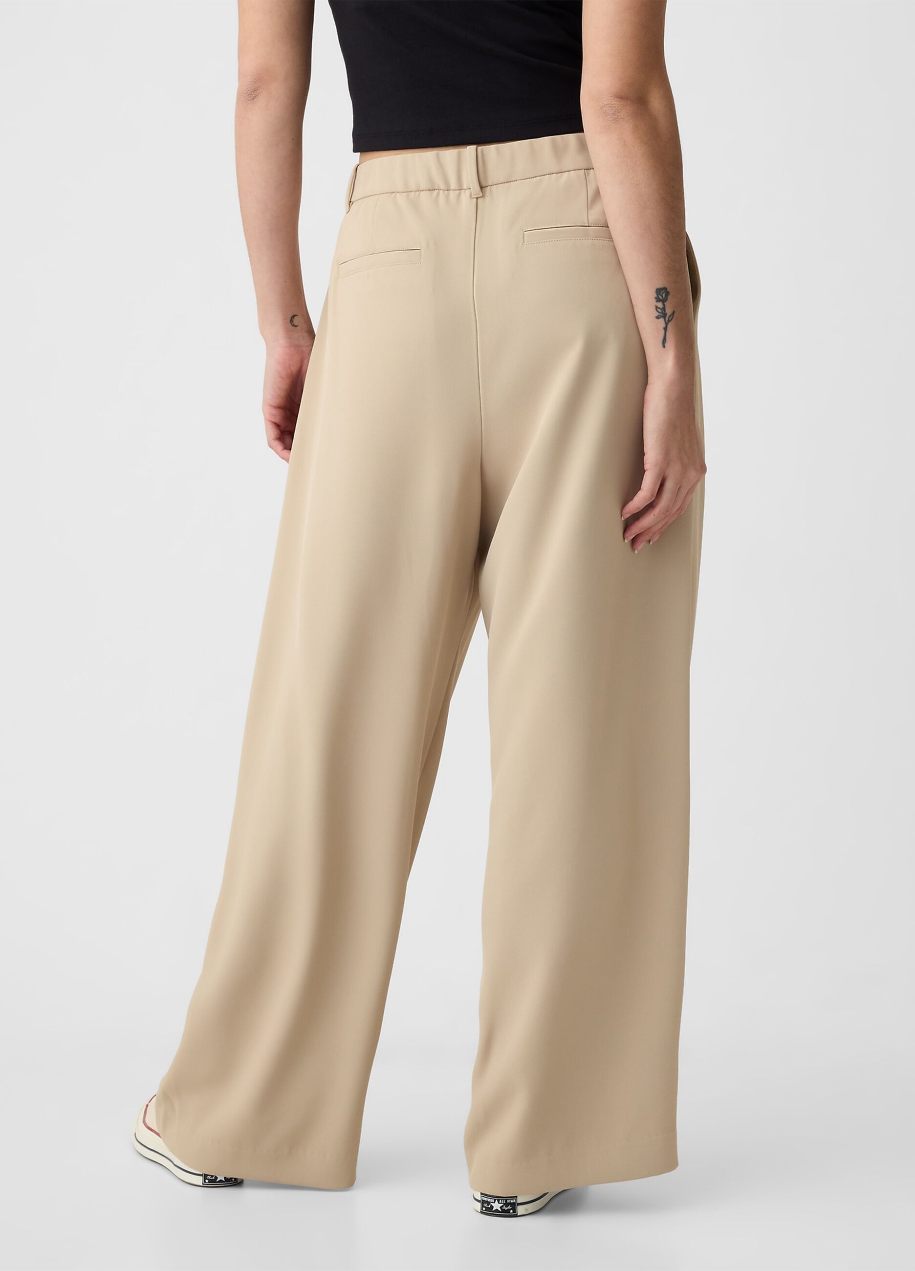 Wide-leg trousers with high waist and darts