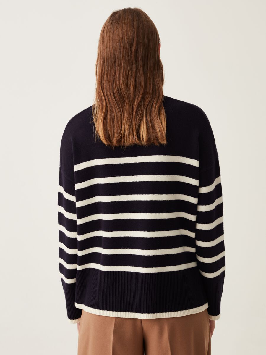 Striped pullover with slits_2