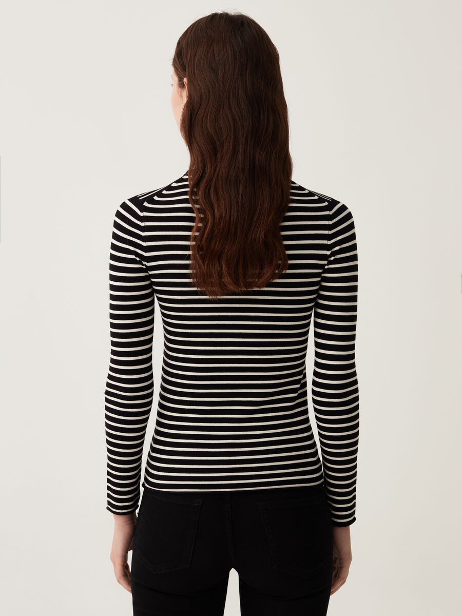 T-shirt with high neck and striped pattern_2