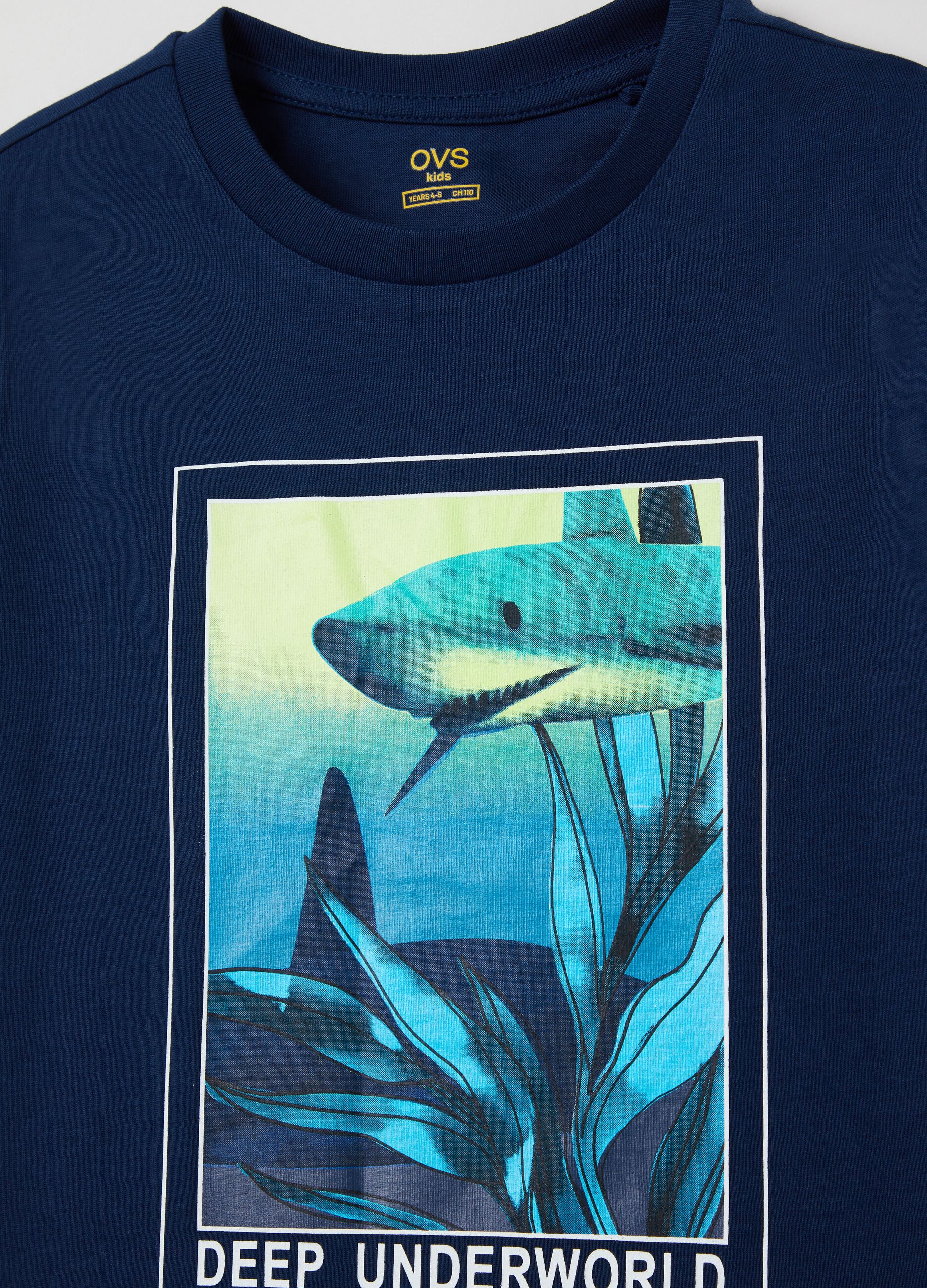 T-shirt girocollo con stampa squalo