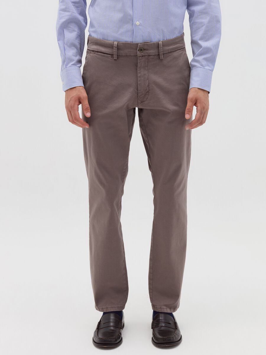 Pantalone chino regular fit in cotone stretch_1