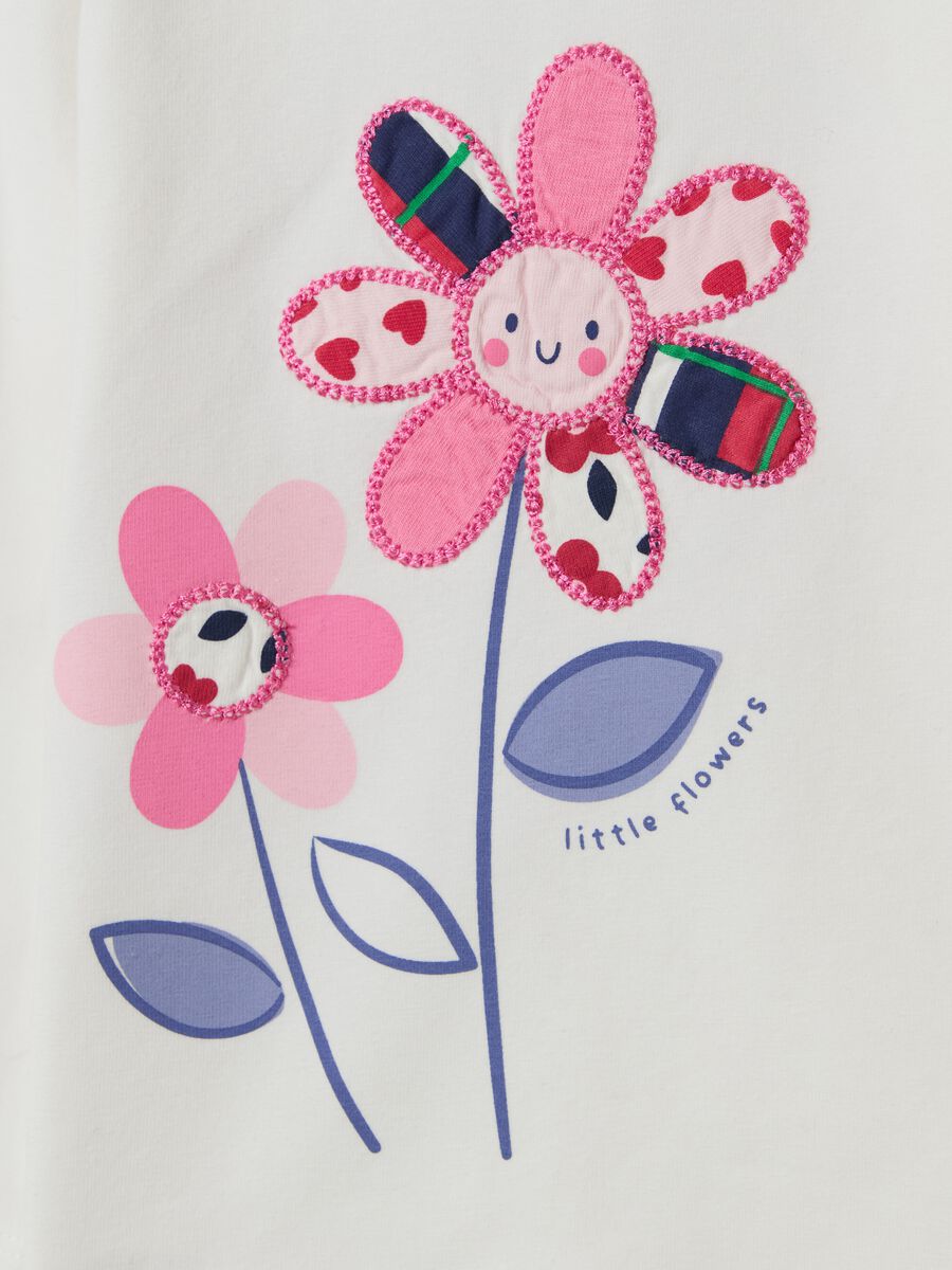 T-shirt with long sleeves and flowers patch_2