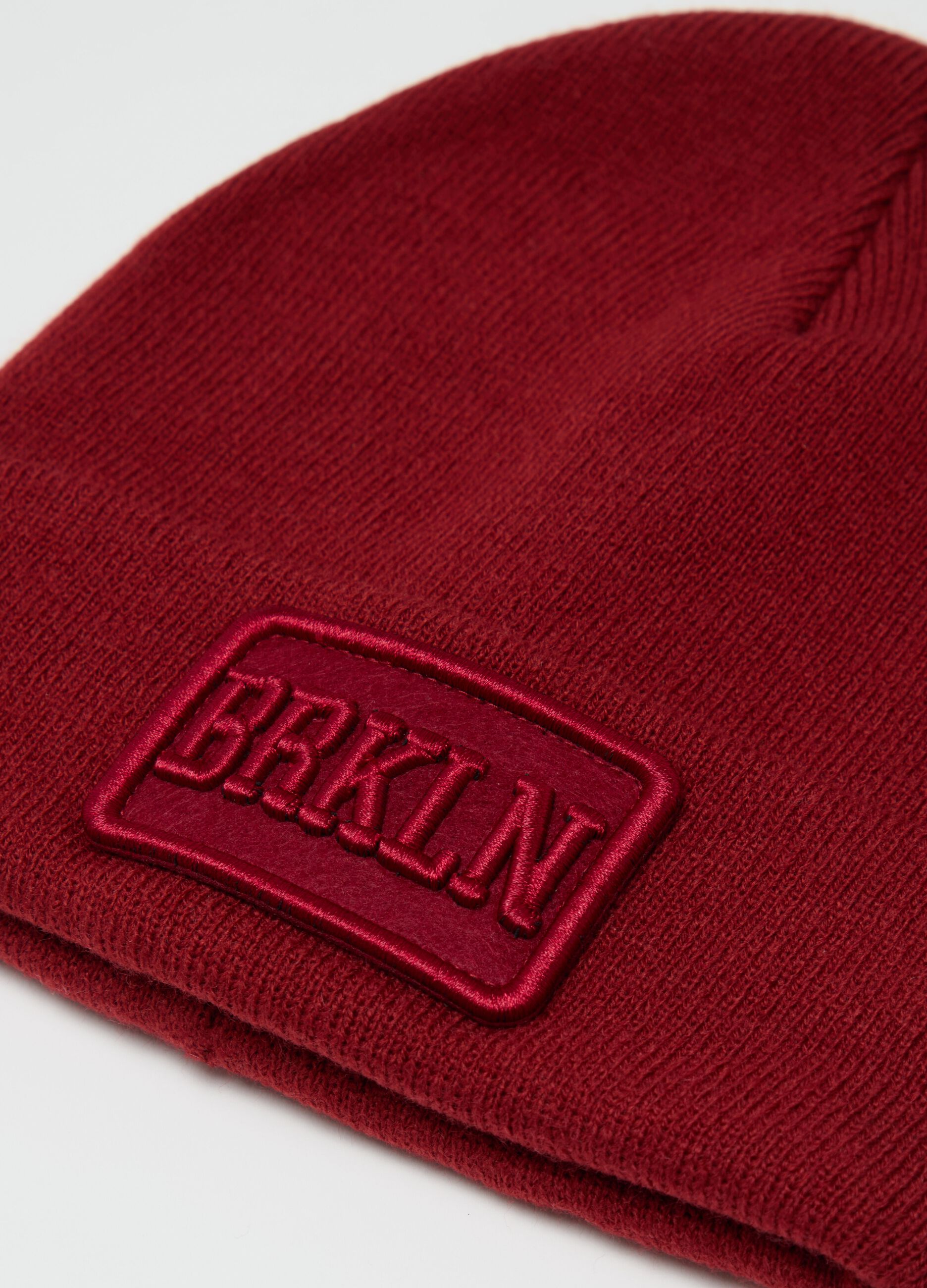 Berretto in maglia con patch "BRKLN"