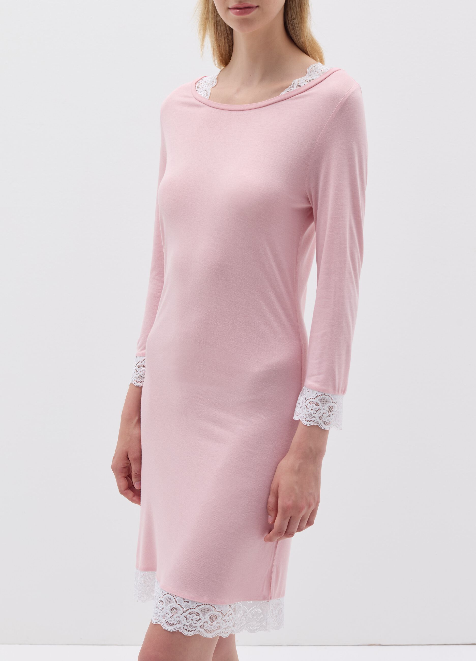 Nightdress with contrasting lace