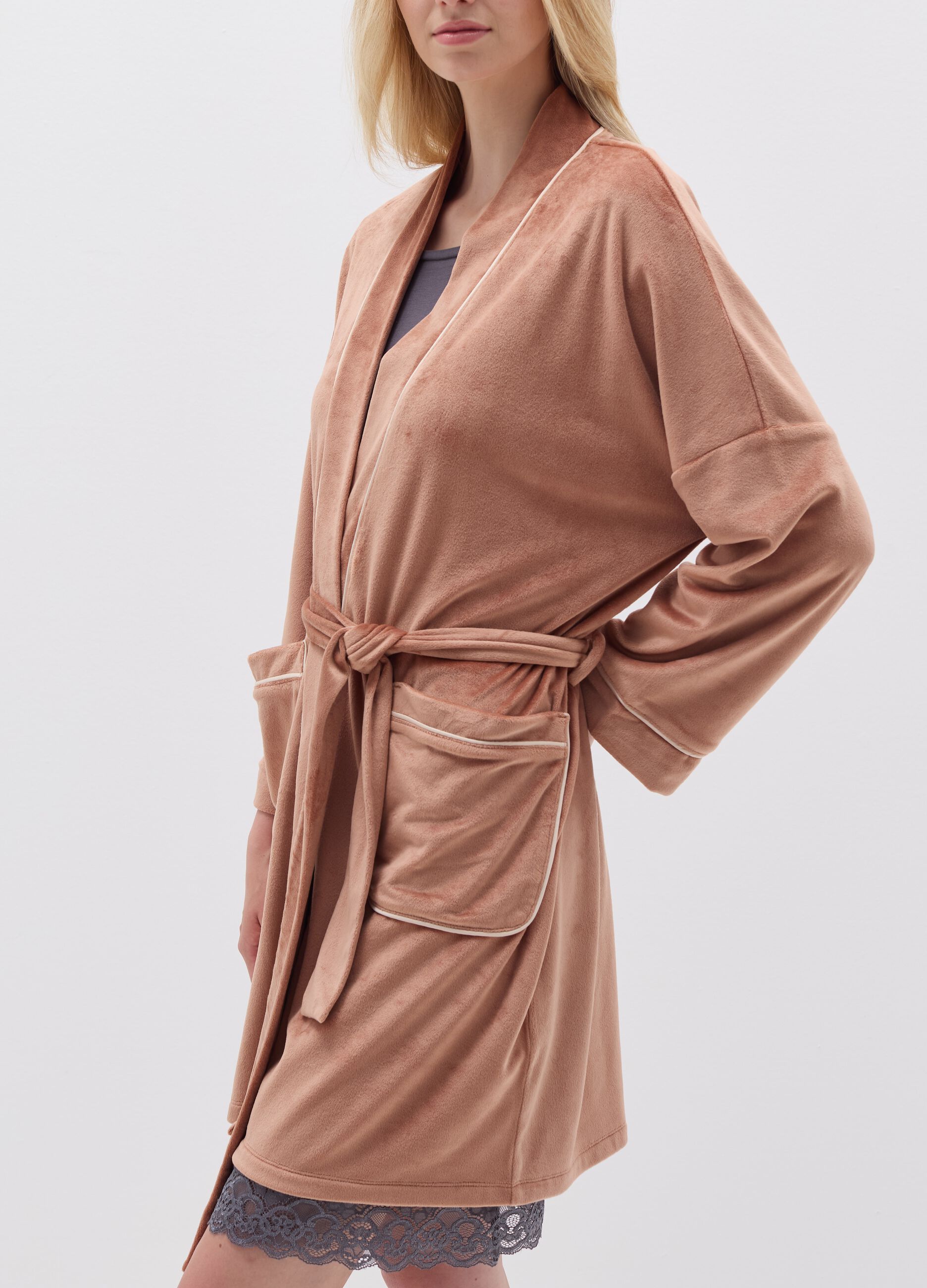 Short dressing gown with contrasting piping