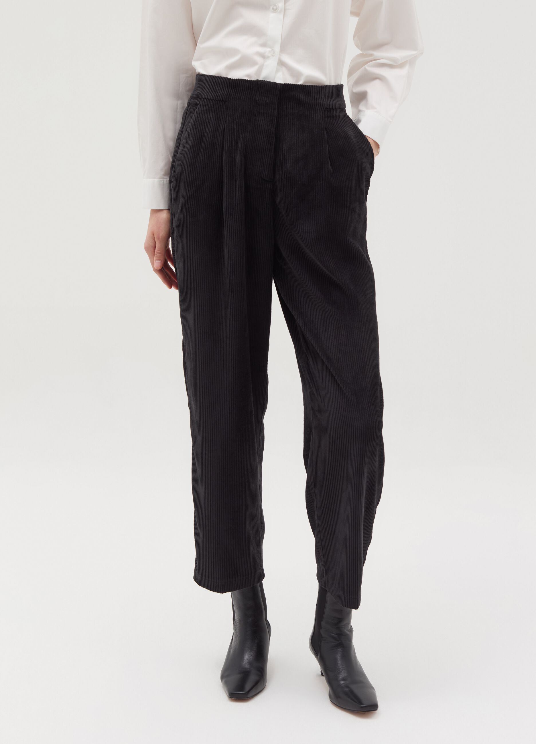 Carrot-fit trousers in corduroy with darts