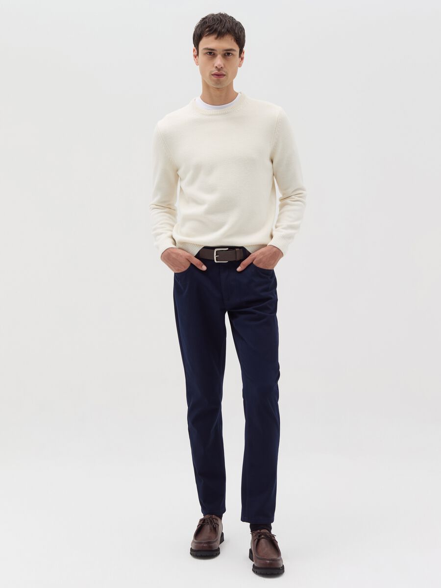 Slim-fit twill trousers with five pockets_0